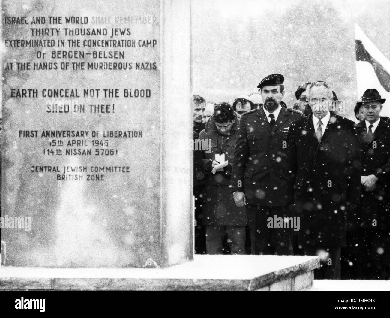 Israelischer Politiker Schimon Peres im Konzentrationslager Bergen Belsen. Stockfoto