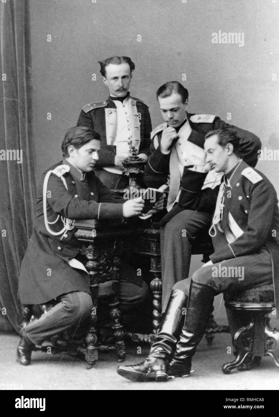 Grand Duke Alexander Alexandrovitch von Russland (1845-1894) mit seinem Bruder Wladimir Alexandrowitsch von Russland (1847-1909) und Cousine N. Albumin Foto Stockfoto