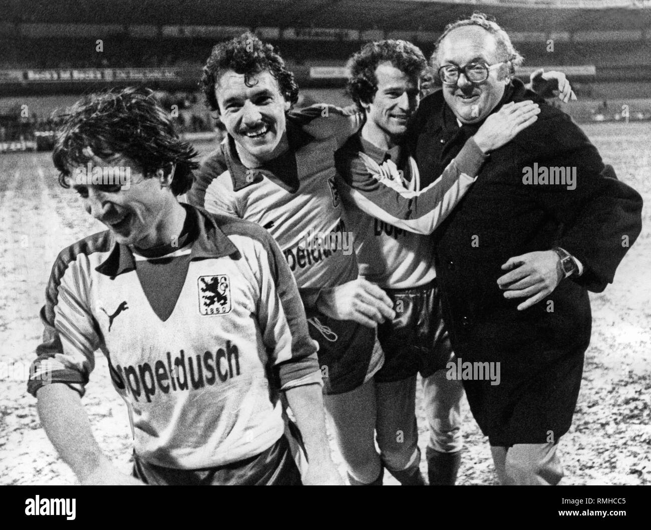 Fußball-Spieler Ivica Senzen, Wolfgang Metzler und Rudolf Sturz (von links nach rechts), zusammen mit den Präsidenten der Loewen Erich Riedl, freue mich über den Sieg von 6:4 Der TSV 1860 Muenchen bei Werder Bremen. Stockfoto