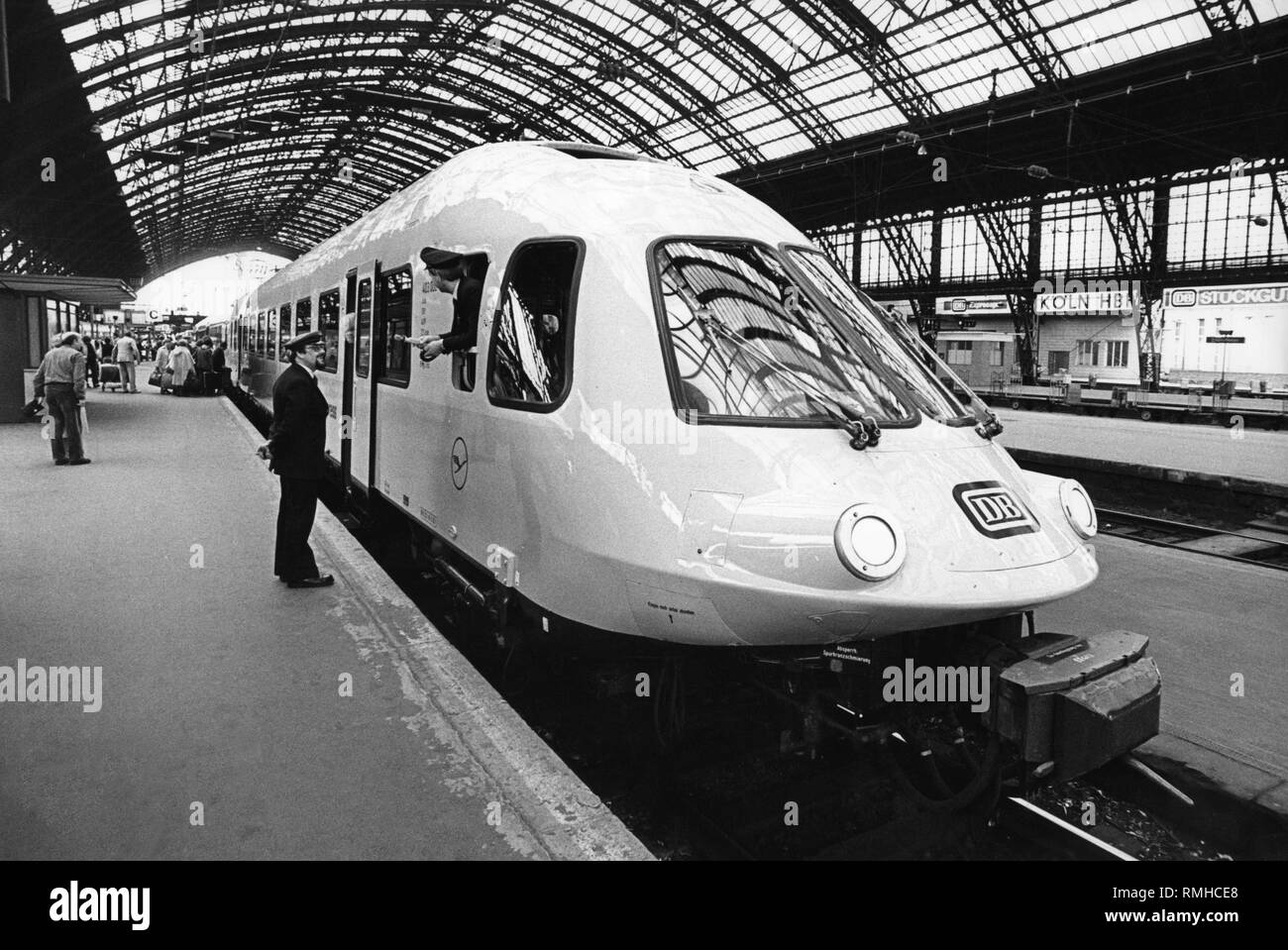 Der Zug als Lufthansa Service bei Lufthansa Preise auf der Strecke zwischen Düsseldorf, Köln, Frankfurt am Main. Stockfoto