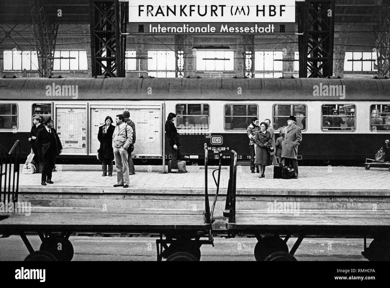 Personen auf einer Plattform im Hauptbahnhof Frankfurt am Main (Hauptbahnhof). Stockfoto