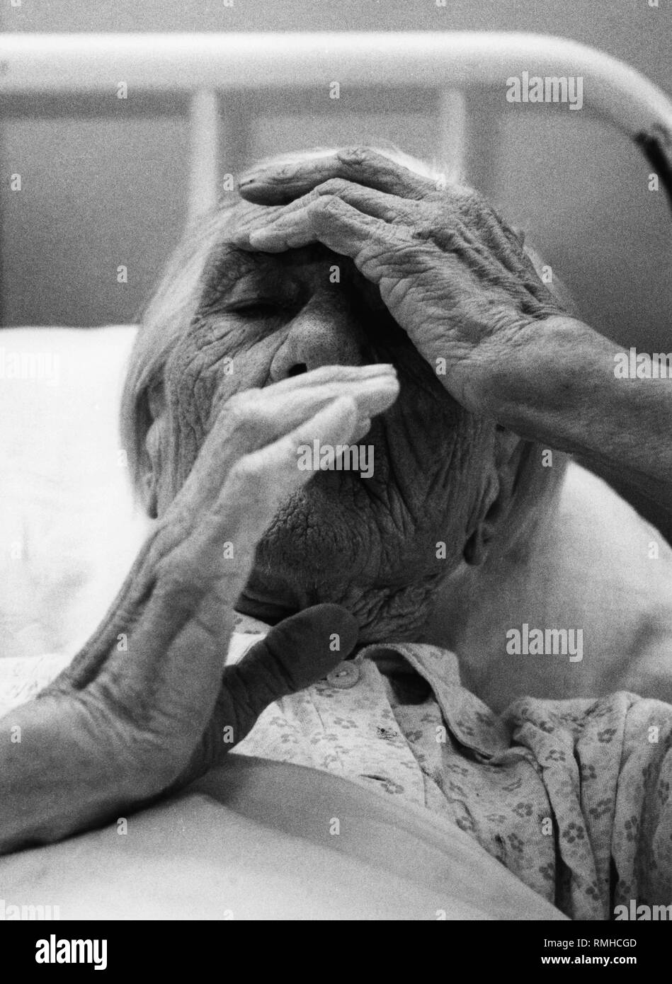 Alte Frau in einem Krankenhausbett, 60 s Stockfoto