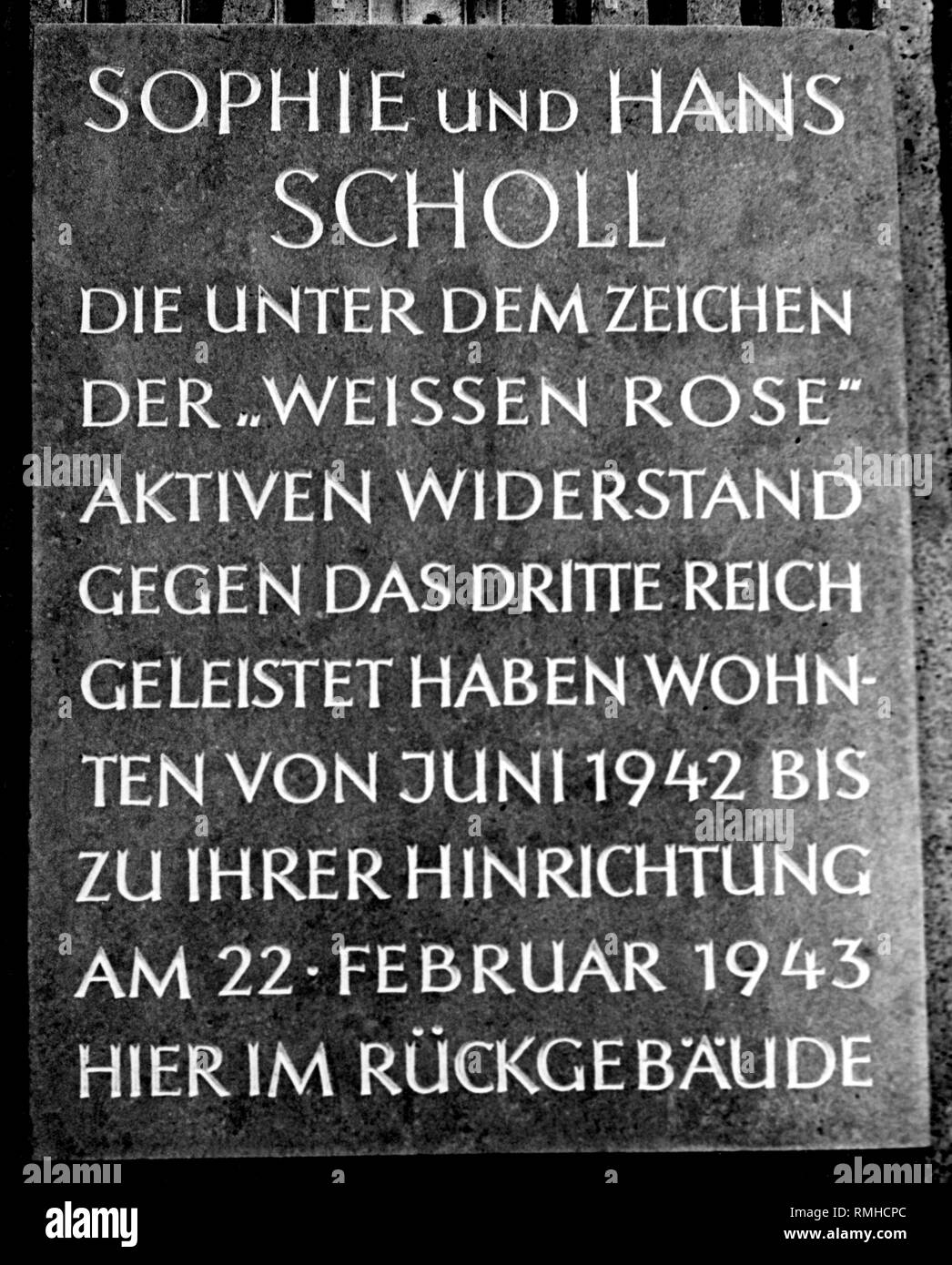 Eine Plakette in Franz-Joseph-Str. 13 in München zeigt an, dass die Geschwister Scholl hier für ein paar Monate gelebt. Undatiertes Foto, wahrscheinlich nach dem Einbau der Plakette 1968. Stockfoto