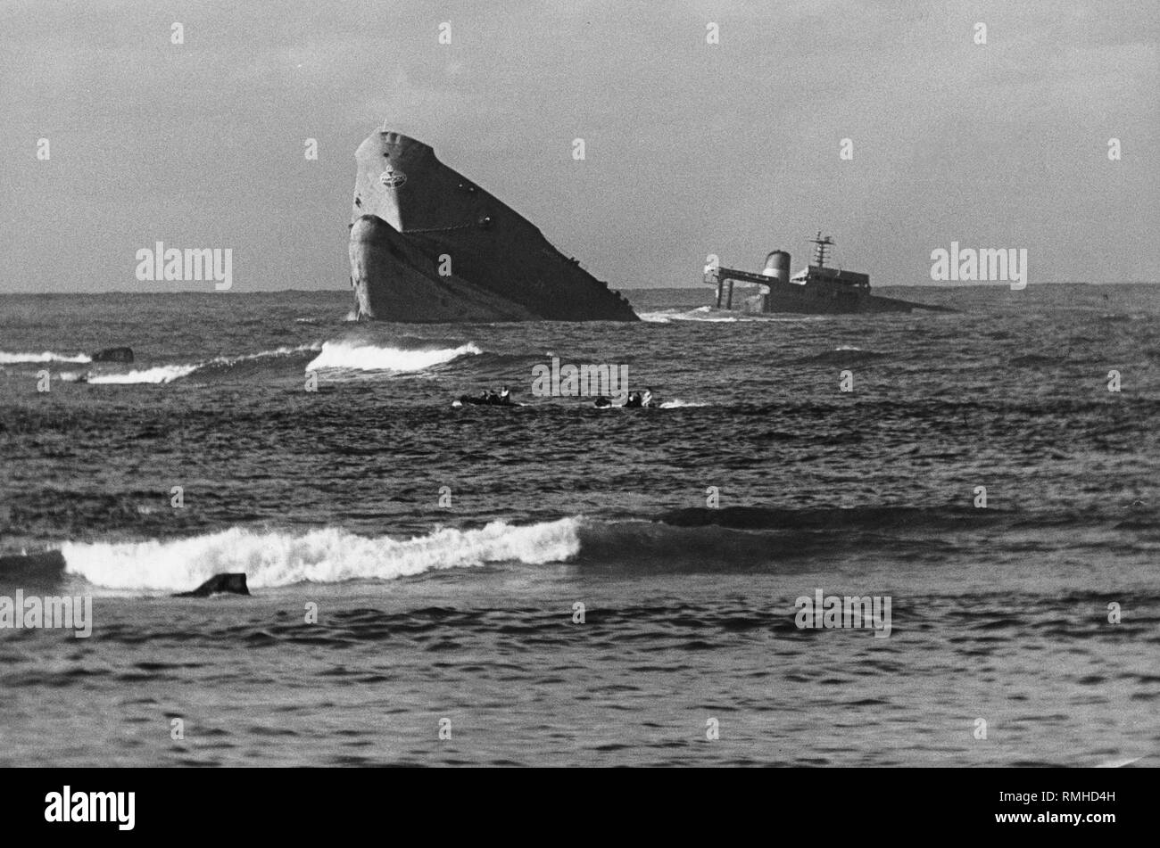 Wrack des Supertankers Amoco Cadiz von BP/Amoco, sie auf Grund lief nach einem Ausfall der Ruder. Die Undichtigkeiten von 223.000 Tonnen Rohöl ins Meer gelangt. Stockfoto