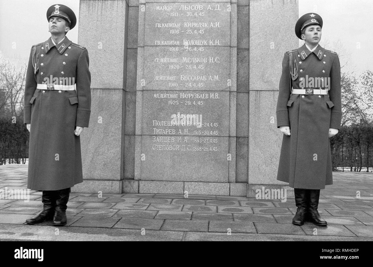 Deutschland, Berlin, 22. Dezember 1990: Abzug der sowjetischen Ehrengarde vom Denkmal im Tiergarten, Deutschland, Berlin-Tiergarten. Stockfoto