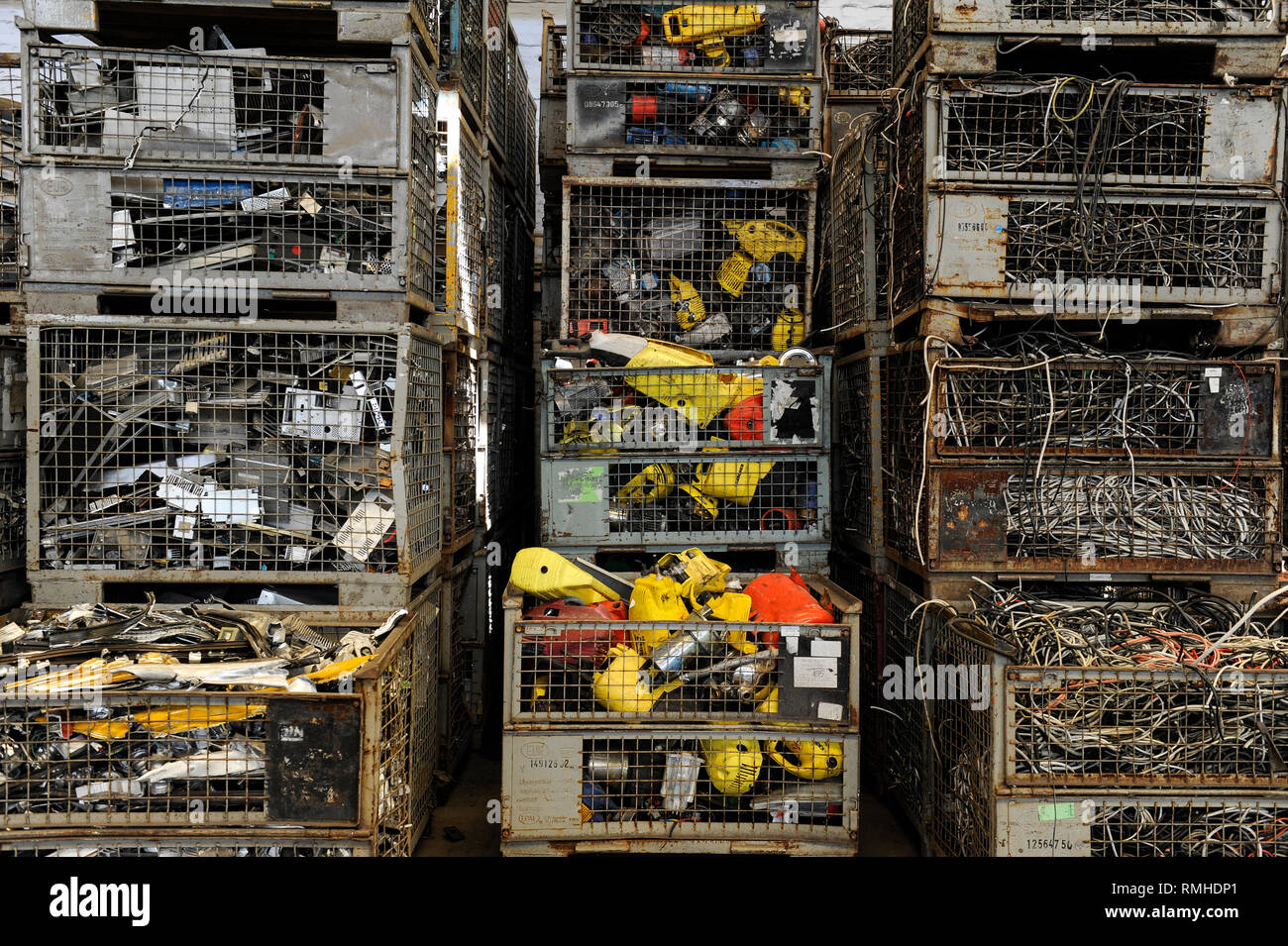 Deutschland, Hamburg, Recycling von elektronischen Schrott und alten  Konsumgüter bei Firma TCMG, der Müll wird gesammelt, die von der  städtischen Müllentsorgung und als verarbeitet und hier getrennt nach  Metalle wie Kupfer und
