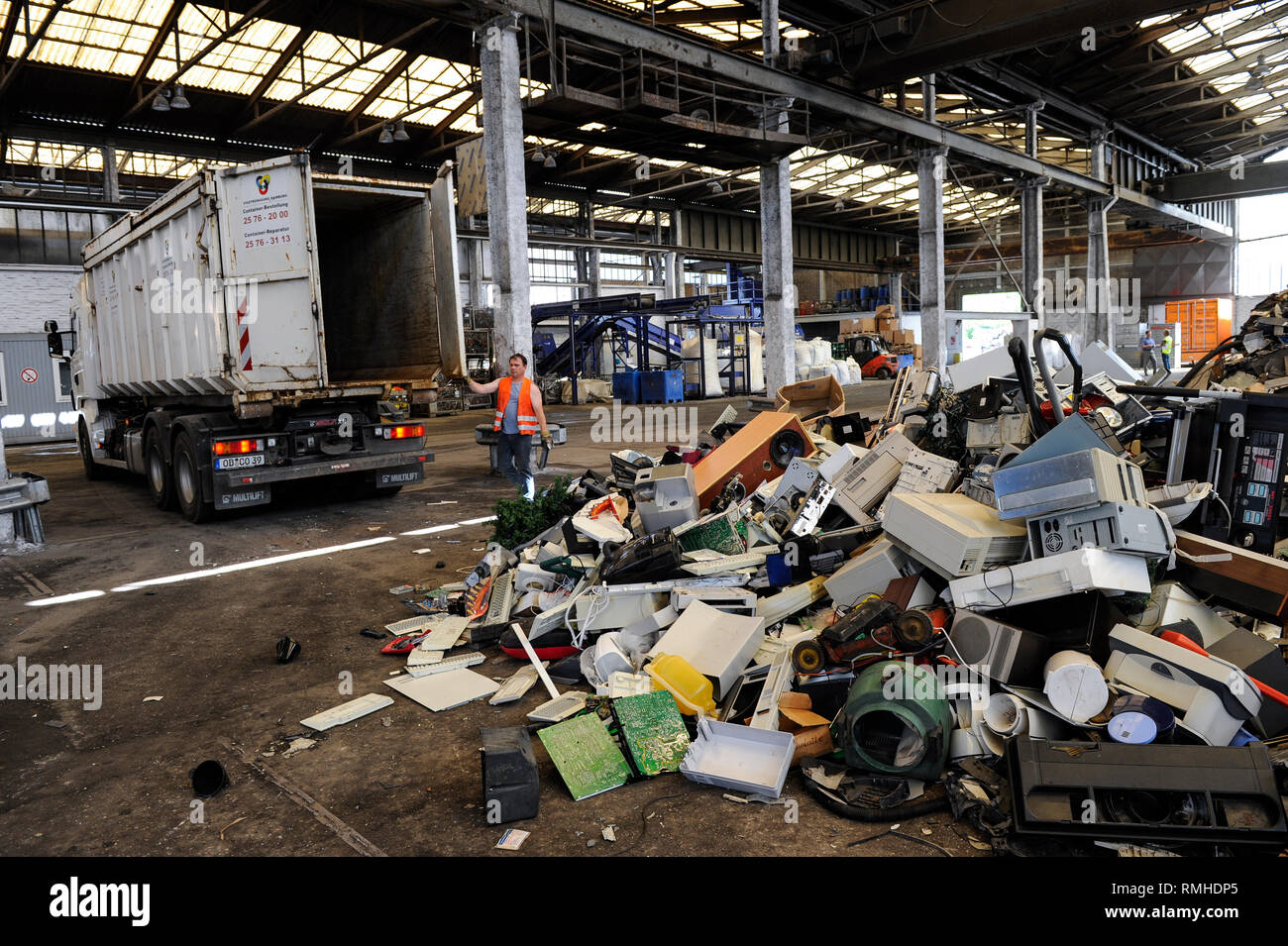 Deutschland, Hamburg, Recycling von elektronischen Schrott und alten Konsumgüter bei Firma TCMG, der Müll wird gesammelt, die von der städtischen Müllentsorgung und als verarbeitet und hier getrennt nach Metalle wie Kupfer und Kunststoff für eine weitere stoffliche Verwertung und Wiederverwendung, gesetzlich nicht erlaubt ist, e-schrott nach Afrika und in andere Länder zu exportieren, Container Lkw Zubehör gesammelten Abfälle für die weitere Verwertung der Bearbeitung Stockfoto