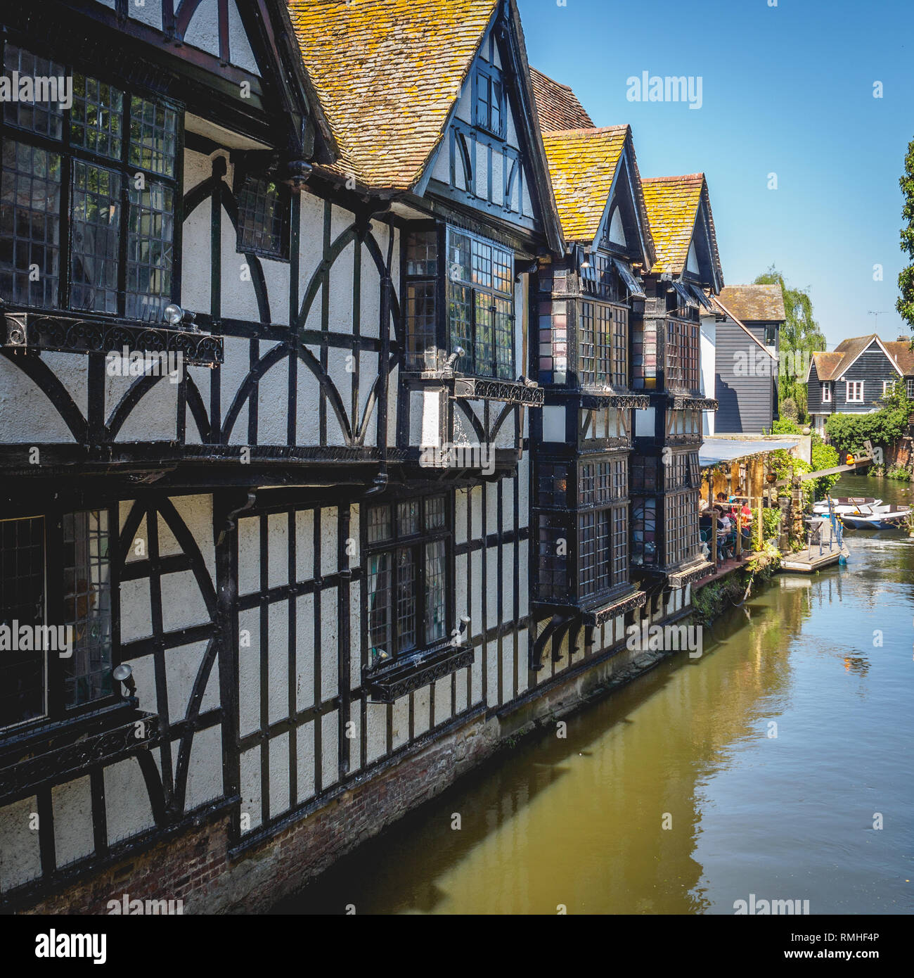 Canterbury, Großbritannien - Mai, 2018. Blick auf typische mittelalterliche Gebäude entlang des Flusses Stour im historischen Zentrum der Stadt. Stockfoto