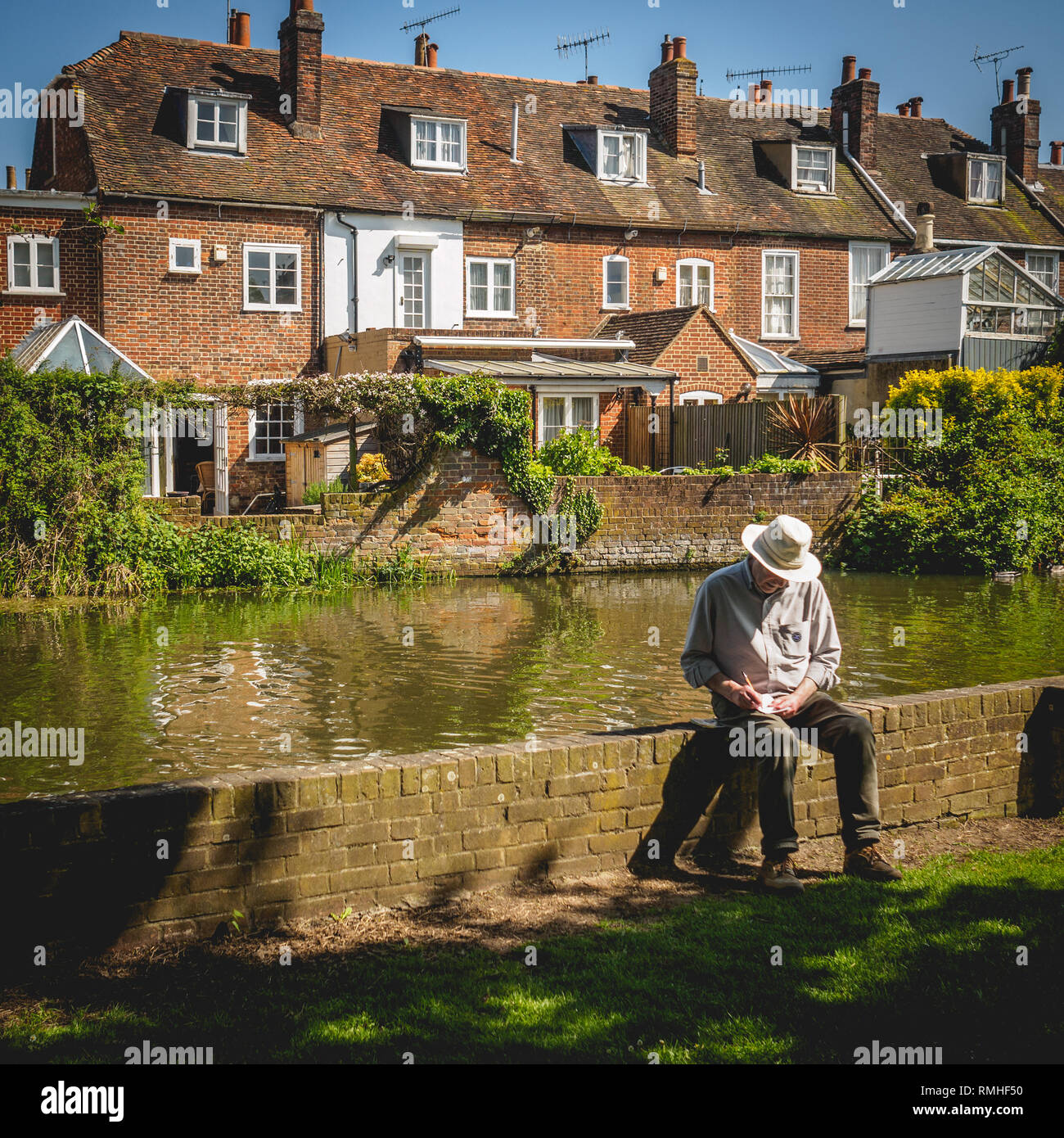 Canterbury, Großbritannien - Mai, 2018. Ein alter Mann in einem Park entlang des Flusses Stour im historischen Zentrum der Stadt. Stockfoto