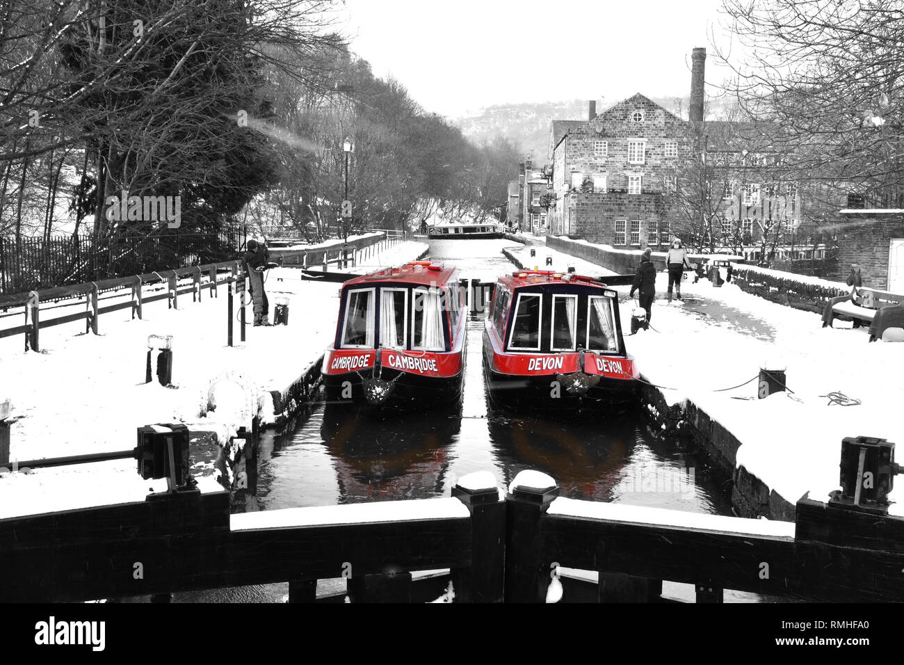 Shire Cruiser Narrowboats im Schnee bei Black Pit Lock, Rochdale Canal, Hebden Bridge, Pennines, Yorkshire UK Stockfoto