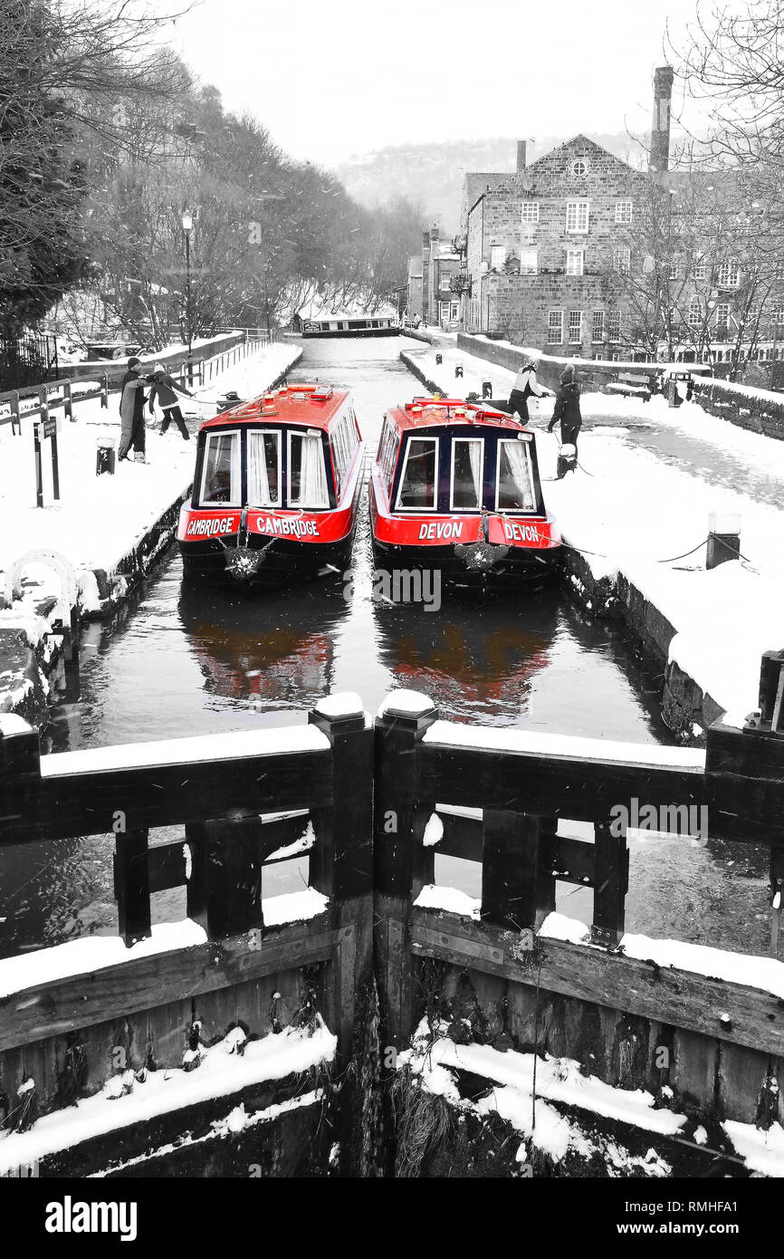 Shire Cruiser Narrowboats im Schnee bei Black Pit Lock, Rochdale Canal, Hebden Bridge, Pennines, Yorkshire UK Stockfoto