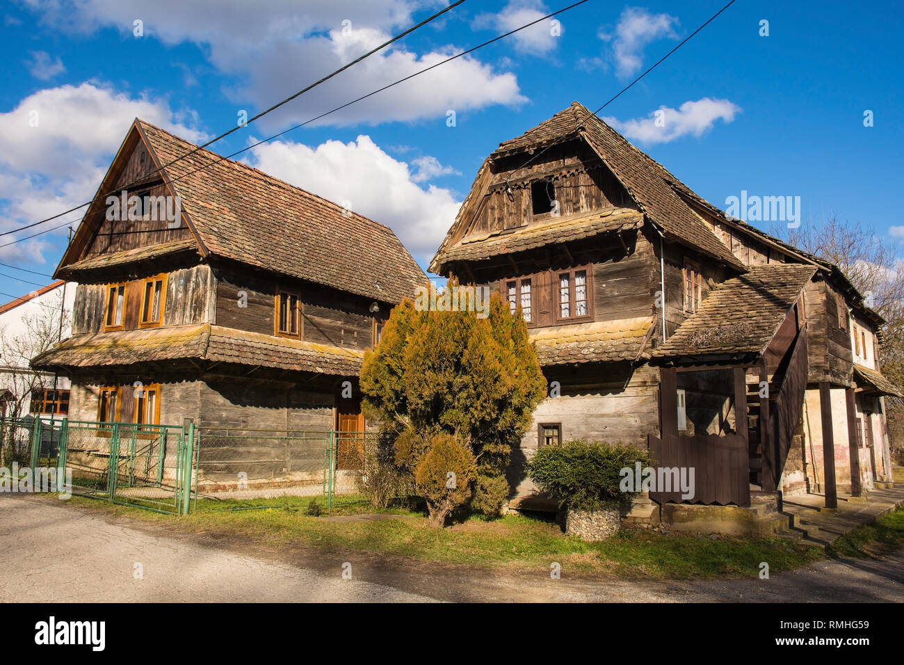 Historische Gebäude aus Holz, in dem kleinen Dorf Cigoc Dorf in Sisak-Moslavina County, zentrale Kroatien Stockfoto