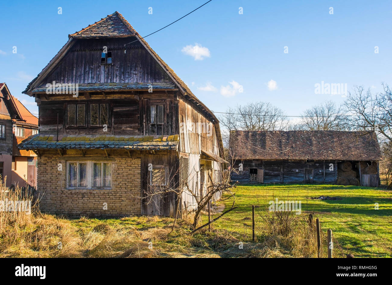 Historische Gebäude aus Holz, in dem kleinen Dorf Cigoc Dorf in Sisak-Moslavina County, zentrale Kroatien Stockfoto