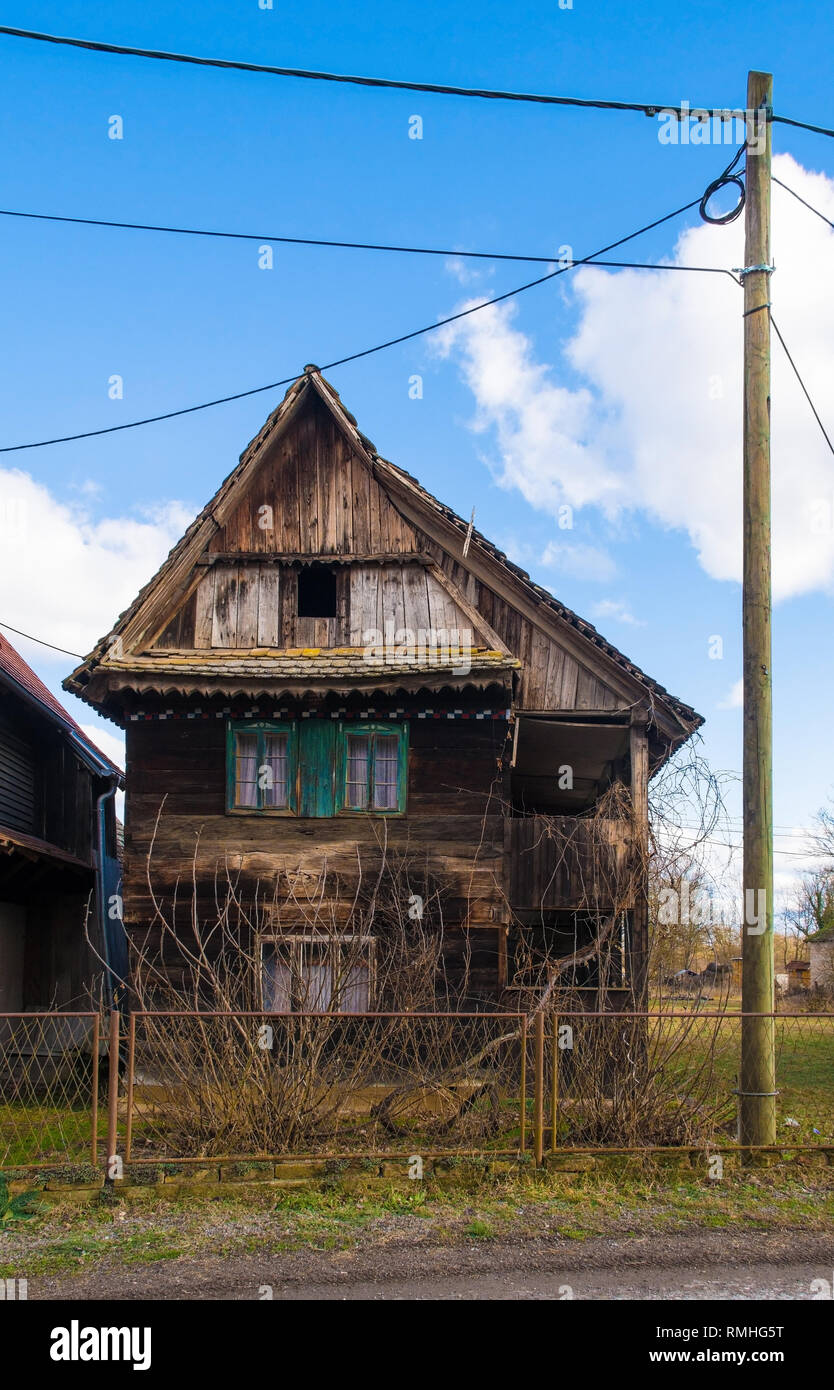 Ein historisches Gebäude aus Holz, in dem kleinen Dorf Cigoc Dorf in Sisak-Moslavina County, zentrale Kroatien. Stockfoto