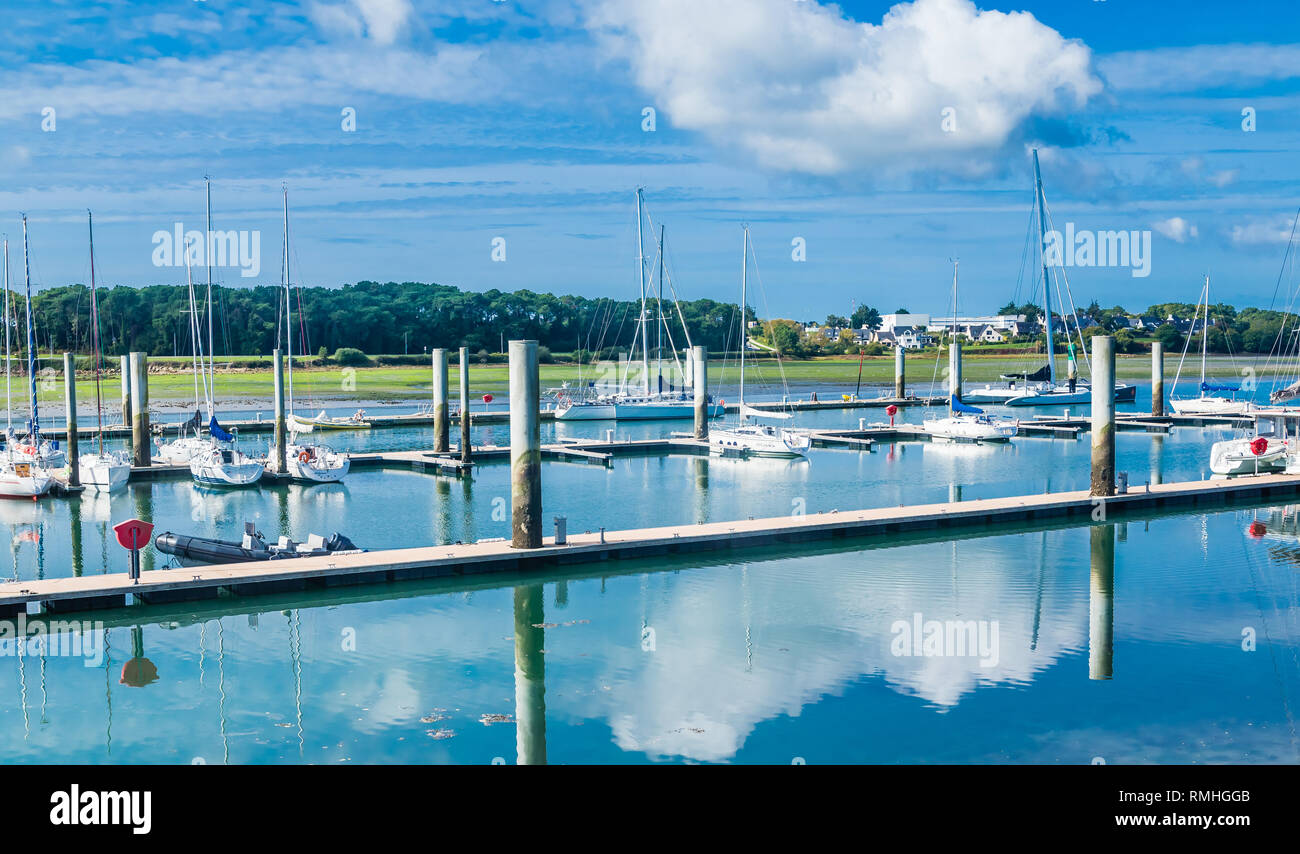 Boote angedockt an der Marina von Keroman-La Base, Lorient, Bretagne, Frankreich. Stockfoto