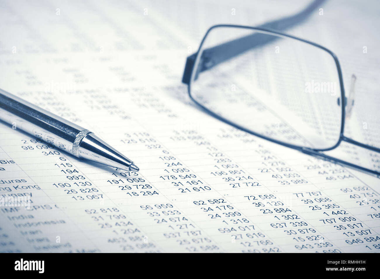 Finanzbuchhaltung pen und Gläser in den Bilanzen Stockfoto