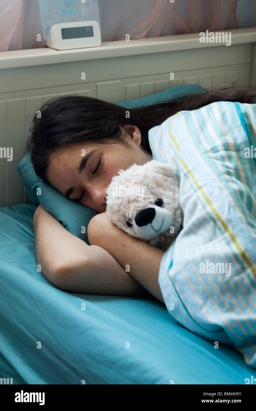 Junges Mädchen im Bett zu Hause gefangen Kälte, schlechte Gefühl, schlafen. Stockfoto