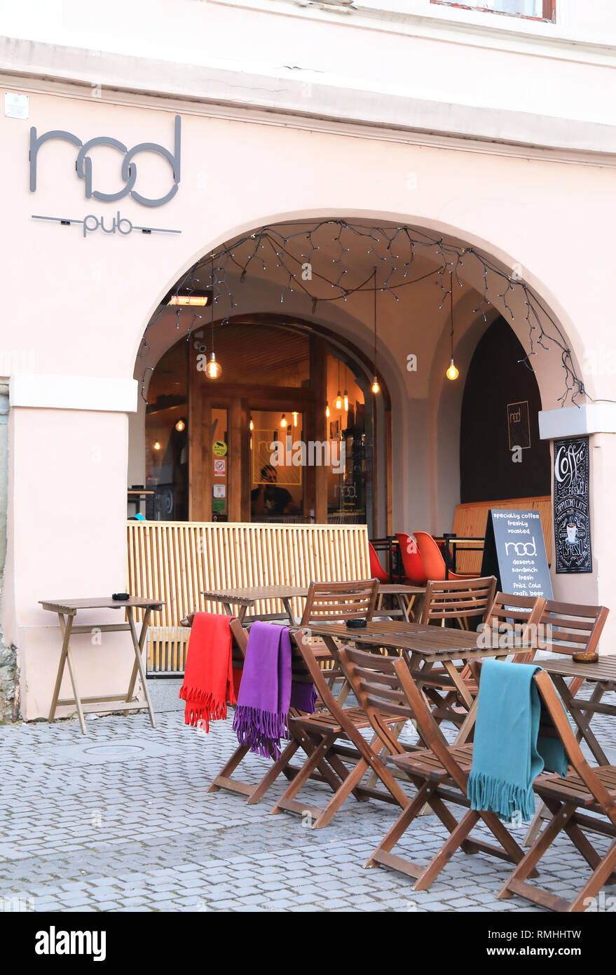 Trendy Nod Pub in der Altstadt von Sibiu/Hermannstadt, auf der Piata Mica, in Siebenbürgen, Rumänien, Osteuropa Stockfoto