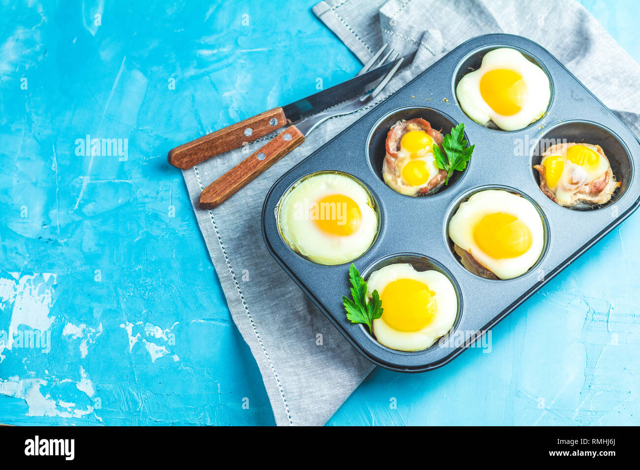 Gebackene Eier in Backformen. Portioniert Auflauf aus sowbelly Speck und Eier im italienischen Stil. Stockfoto