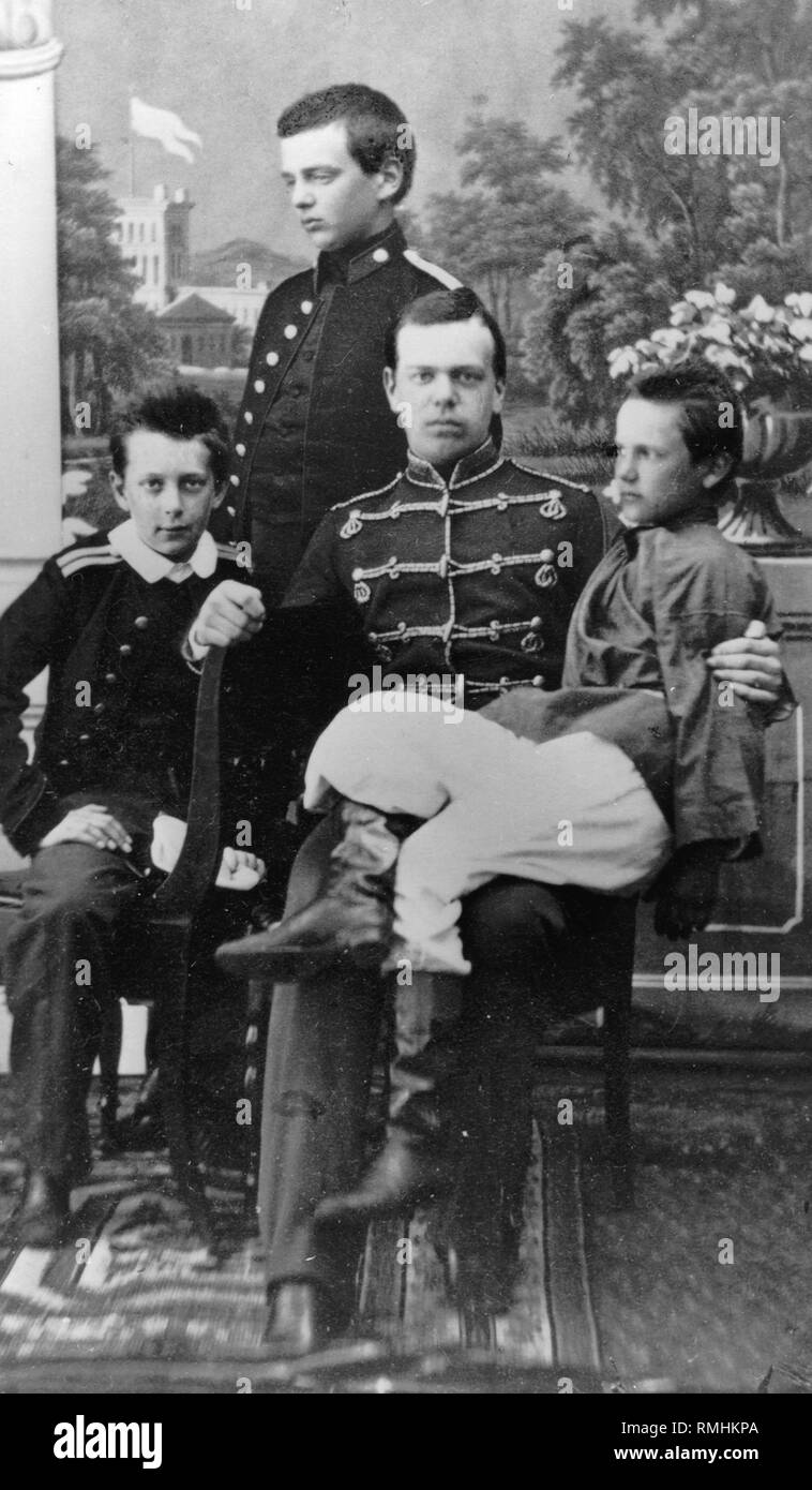 Grand Duke Alexander Alexandrovitch von Russland (1845-1894) mit seinem Bruder Wladimir Alexandrowitsch von Russland (1847-1909), Cousins und Cousinen. Albumin Photo Stockfoto