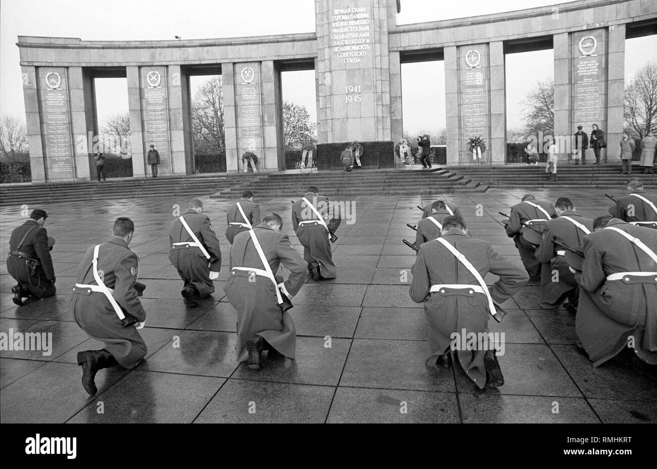 Deutschland, Berlin, 22. Dezember 1990: Abzug der sowjetischen Ehrengarde vom Denkmal im Tiergarten, Deutschland, Berlin-Tiergarten. Stockfoto