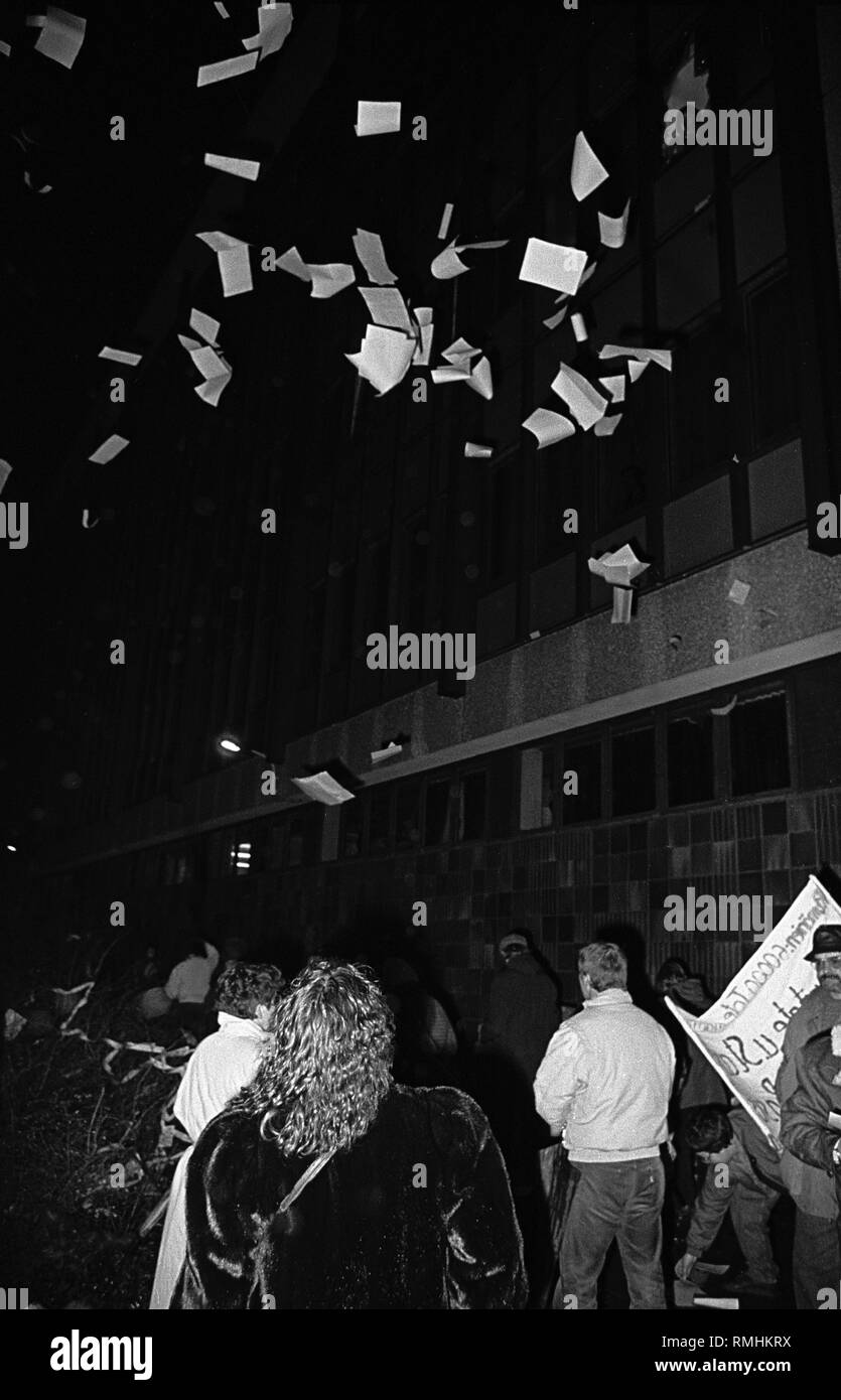 Deutschland, Berlin, den 15. Januar 1990: Besetzung der Stasi-zentrale in der Normannenstraße. Bürger werfen Dateien und andere Dinge aus dem Fenster. Das Ministerium für Staatssicherheit (MfS, Stasi). Stockfoto