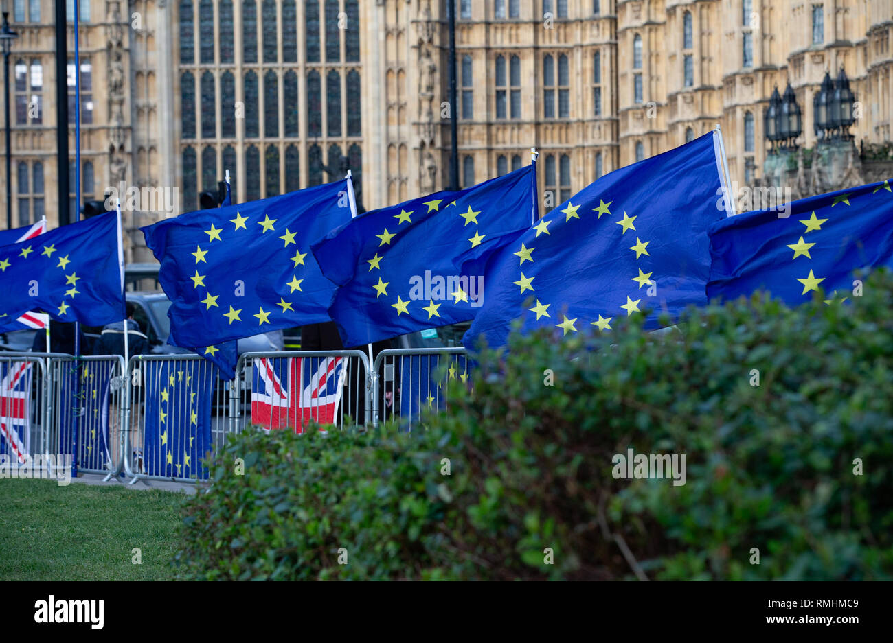 Flaggen der Europäischen Union und bleiben Unterstützer demonstrieren, außerhalb des Parlaments zur Unterstützung der Aufenthalt als Teil von Europa. Stockfoto