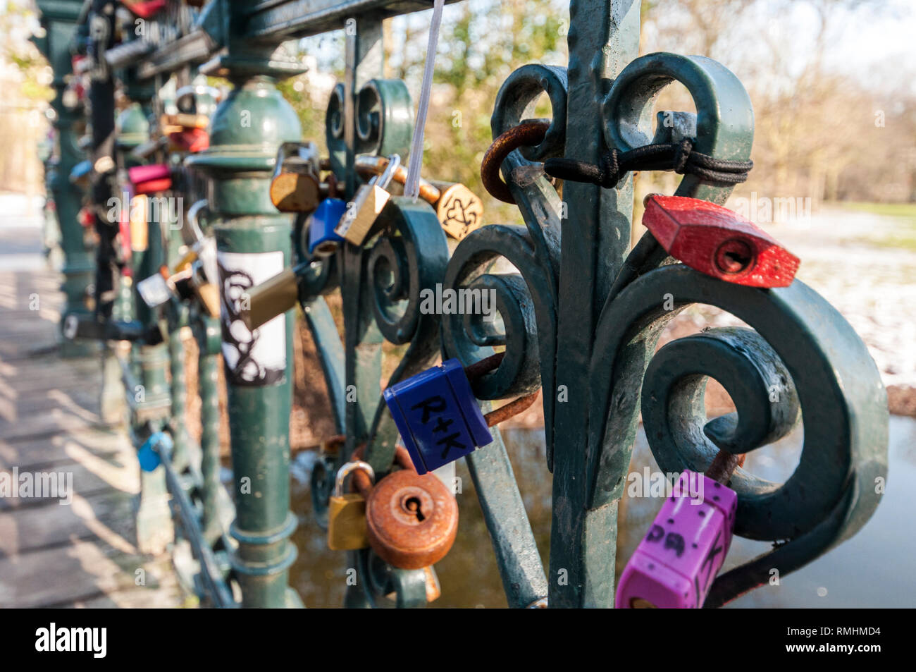 Amsterdam, Niederlande - 13. Februar 2018: Vorhängeschlösser mit den Initialen von Liebhabern schmücken ein vondelpark Brücke Stockfoto