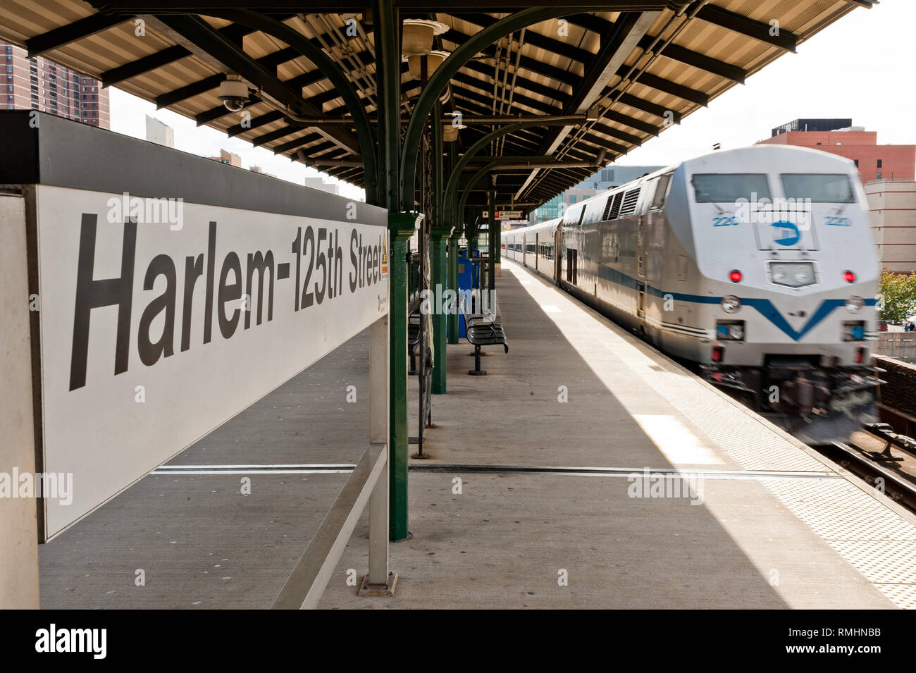 Passagiere warten auf einen Zug in die 125th Street Plattform Bahnhof in Harlem New York City ...