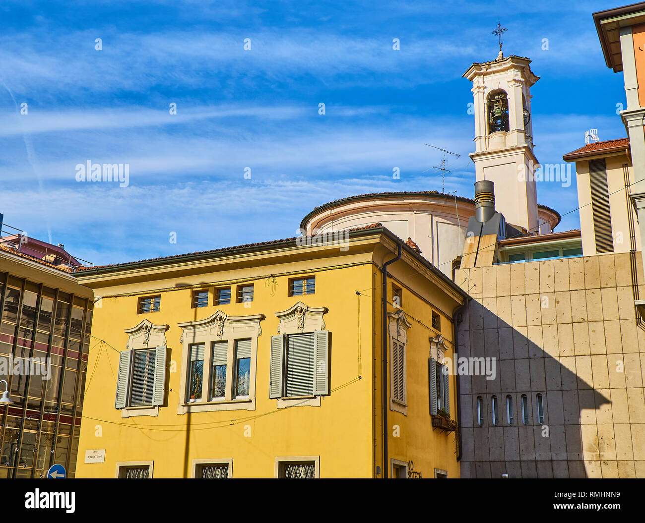Die neoklassische Fassade eines Europäischen Gebäude mit dem Glockenturm und Kuppel der Chiesa della Madonna dello Spasimo Kirche. Bergamo, Lombardei, Italien. Stockfoto