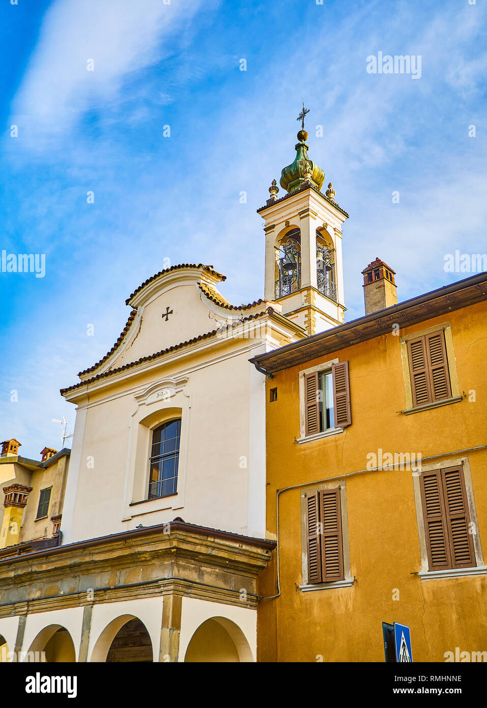 Die Fassade der Kirche Chiesa di San Lazzaro. Blick aus über St. Lazzaro Straße. Bergamo, Bergamo, Lombardei, Italien. Stockfoto