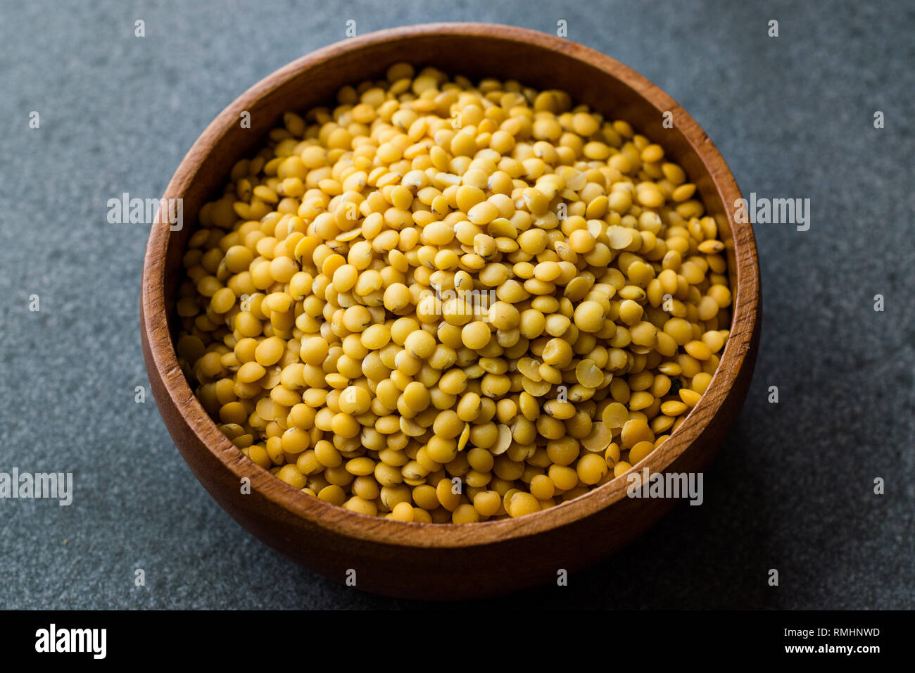 Gelbe Linsen in Houten. Organische Rohstoffe. Stockfoto