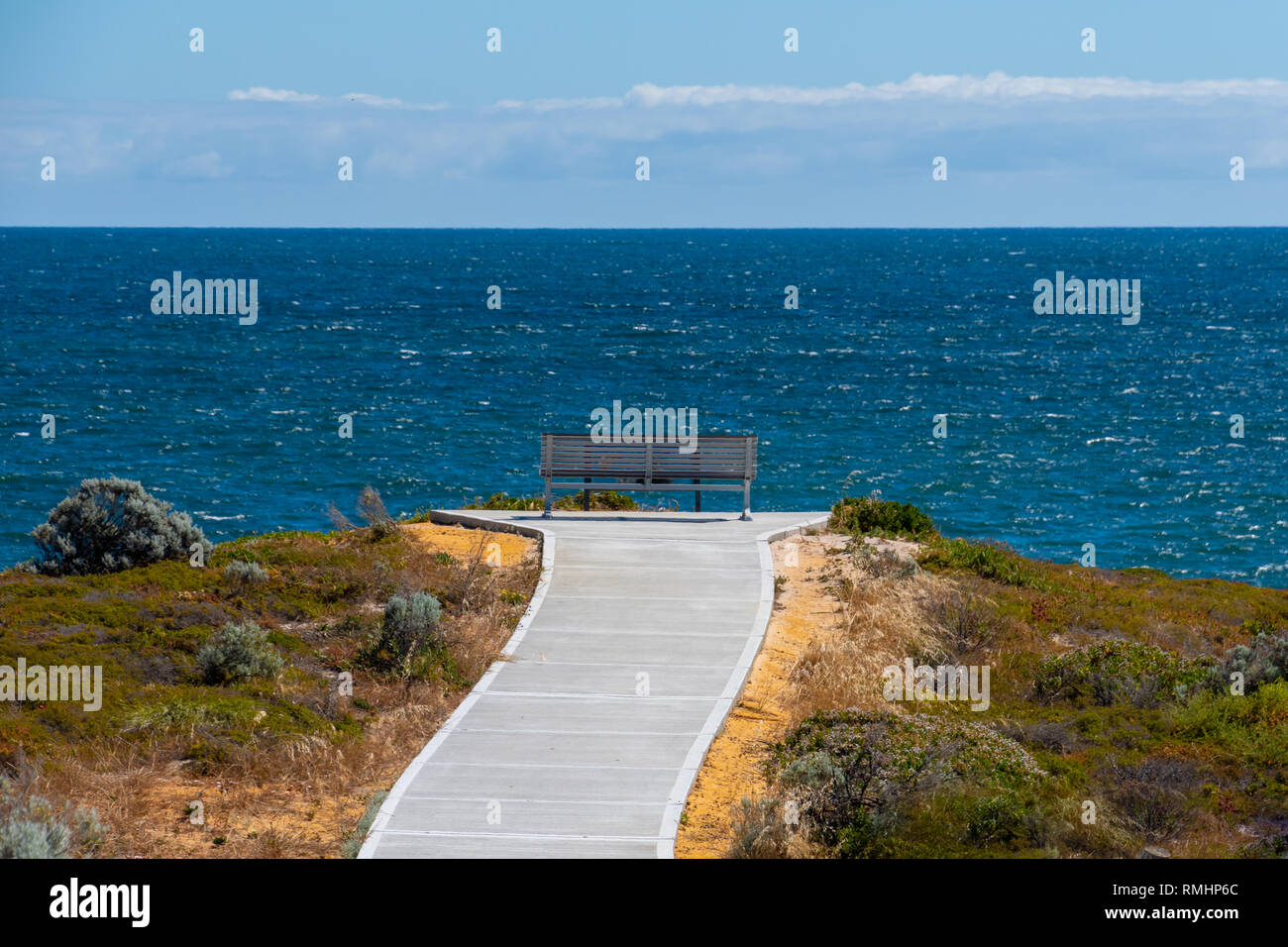 Bank auf der Suche nach außen zu den Ozean an einem Aussichtspunkt an der Dynamit Bucht in grün Kopf in Westaustralien Stockfoto