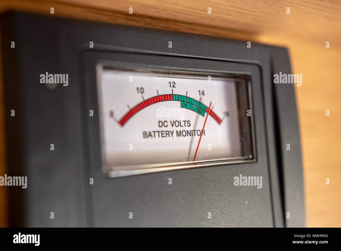 DC-Volt Anzeige Battery Monitor in der Australischen camper Van, volle Ladung Stockfoto
