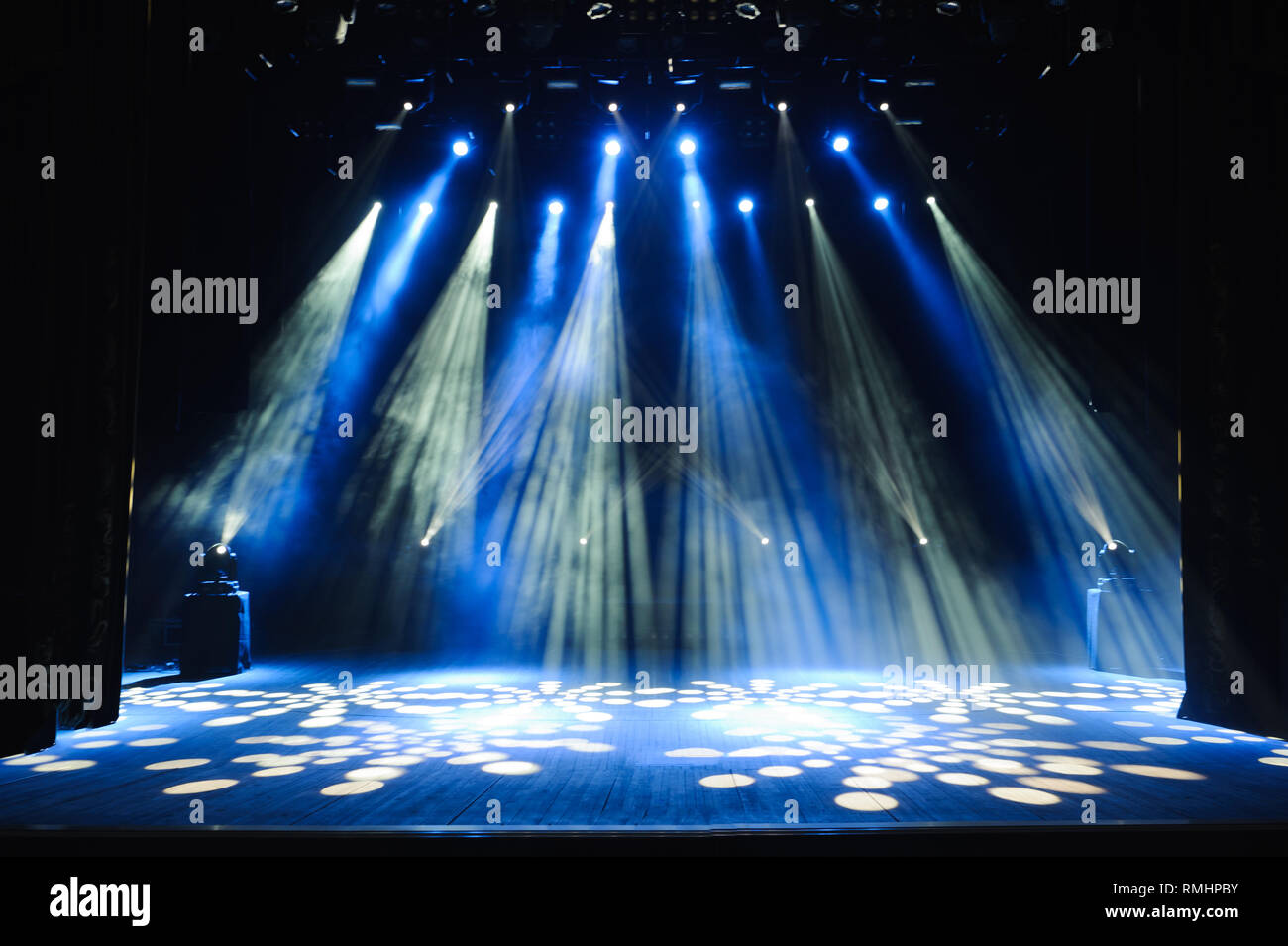 Freie Bühne mit Beleuchtung, Beleuchtung Geräte. Hintergrund  Stockfotografie - Alamy
