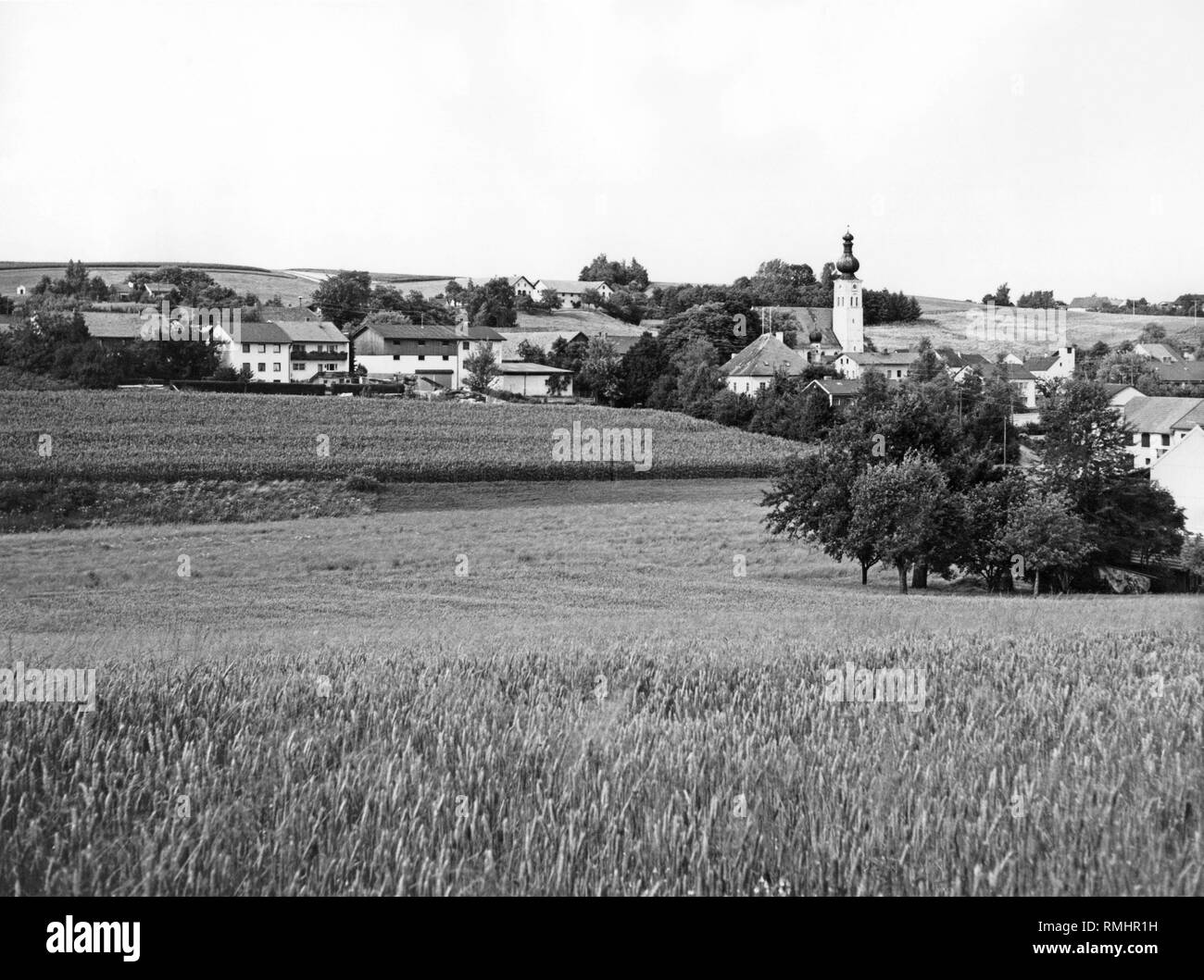 Anzeigen von Thalheim (heute Maria Thalheim) mit der Wallfahrtskirche Mariä Himmelfahrt (Wallfahrtskirche Maria Himmelfahrt). Undatiertes Foto, vermutlich von 1977. Stockfoto