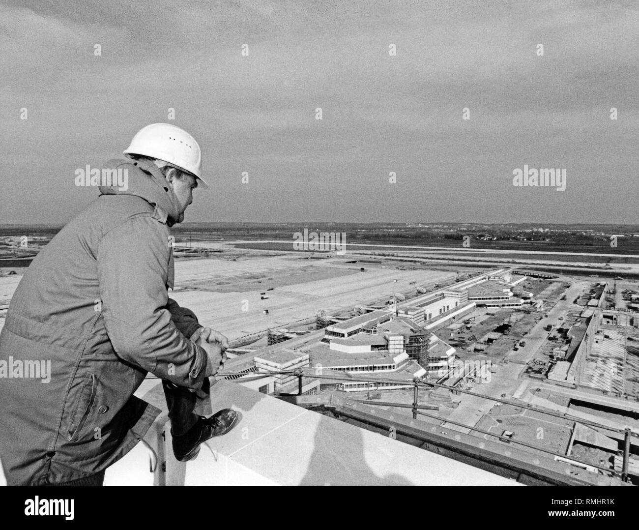 Ein Mann schaut über die Baustelle der Flughafen im Erdinger Moos. Zwei Jahre vor der Fertigstellung, die passagierterminals und der angrenzenden Schürze eindeutig erkannt werden können. Stockfoto