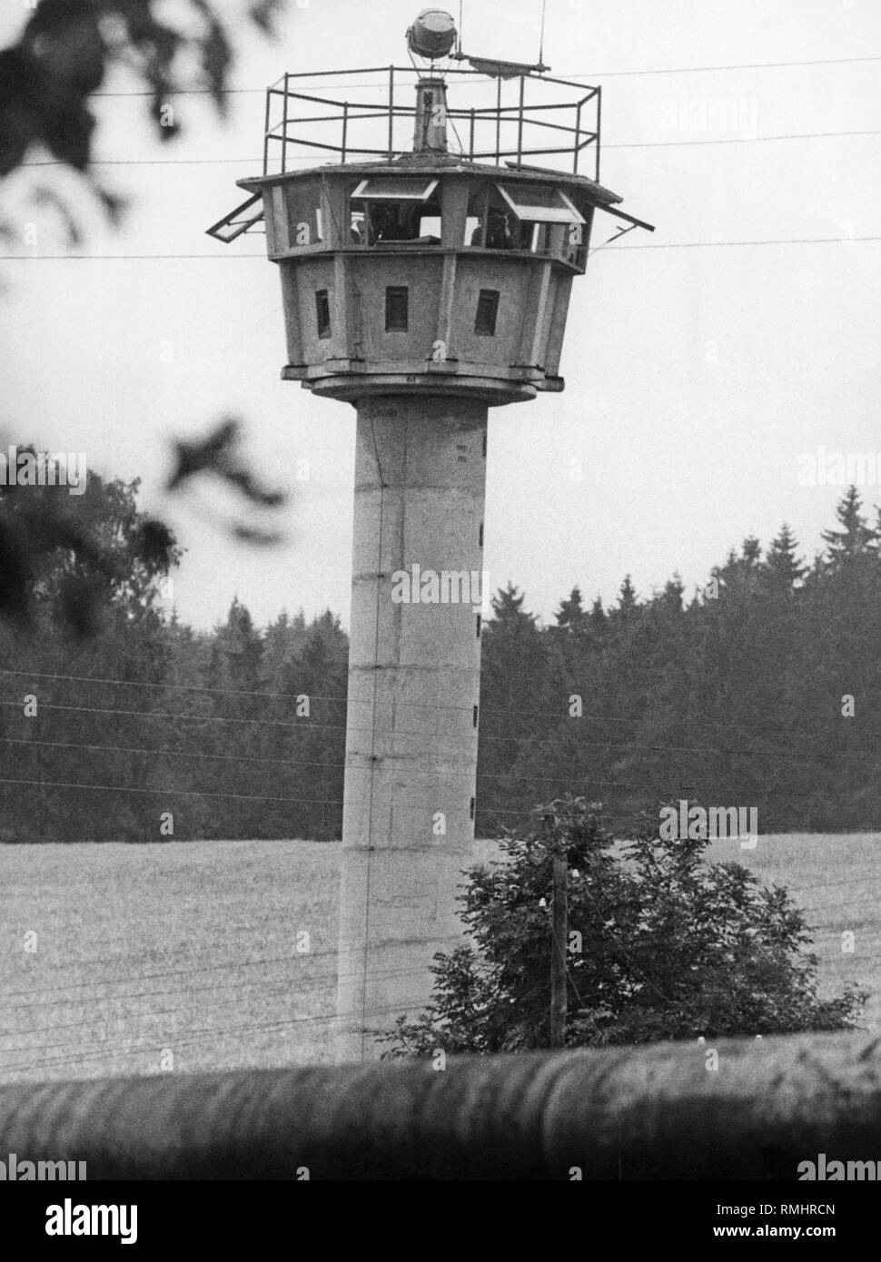 Ein DDR-Grenzsoldaten mit Gewehr und Kamera an der innerdeutschen Grenze in der Nähe von Buestedt (Gemeinde Velpke, Helmstedt, Niedersachsen). Stockfoto