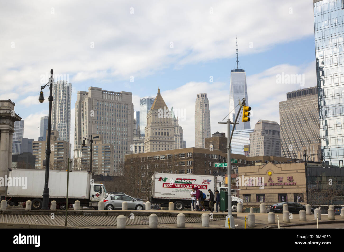 Verkehr kommt von der Manhattan Bridge auf die Canal Street mit der Innenstadt und das World Trade Center im Hintergrund. Manhattan, New York City. Stockfoto