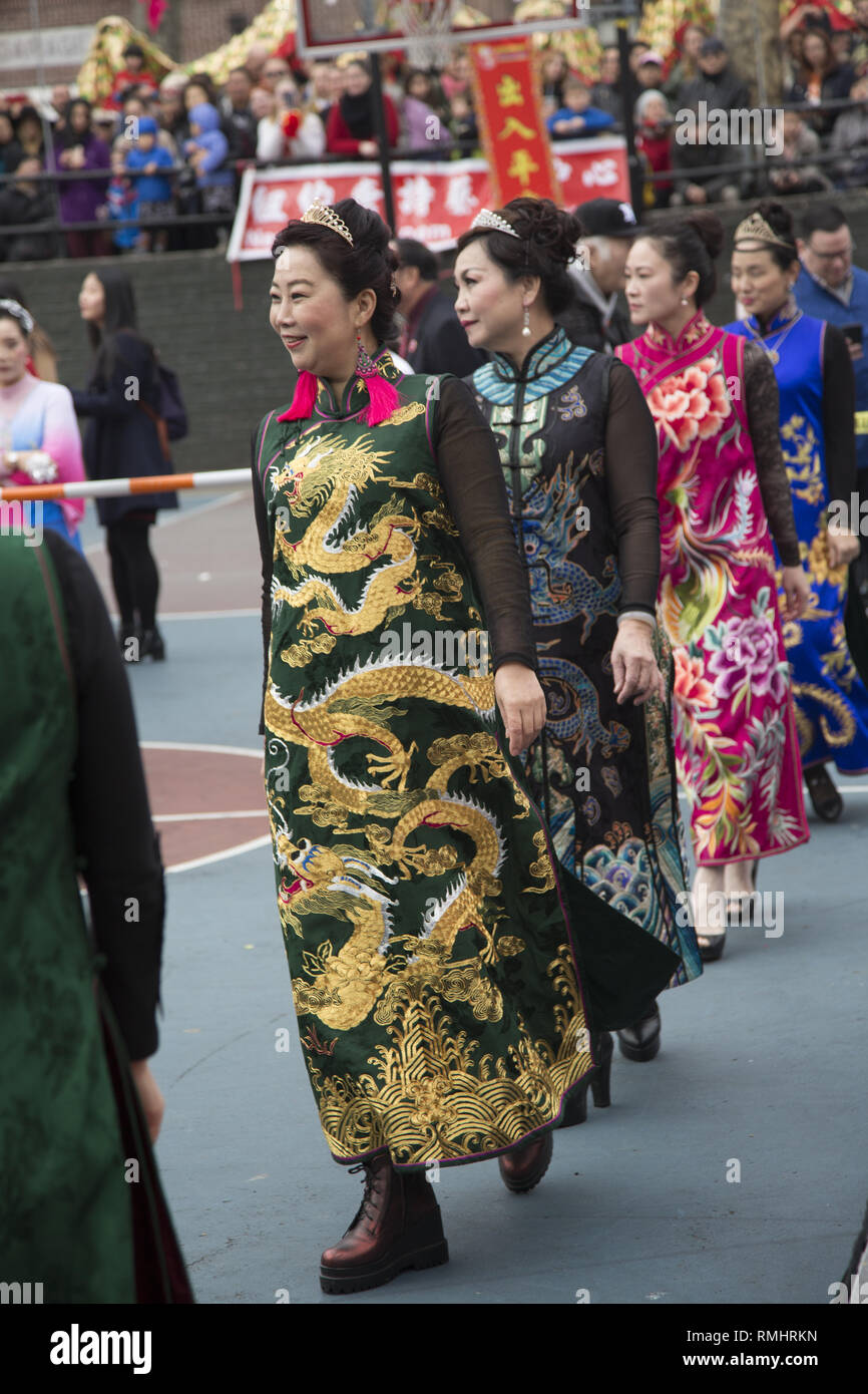 Frauen zeigen schöne chinesische Kleider in einer Modenschau während Neujahr Feste in Sara D. Roosevelt Park in Chinatown in New York City. Stockfoto