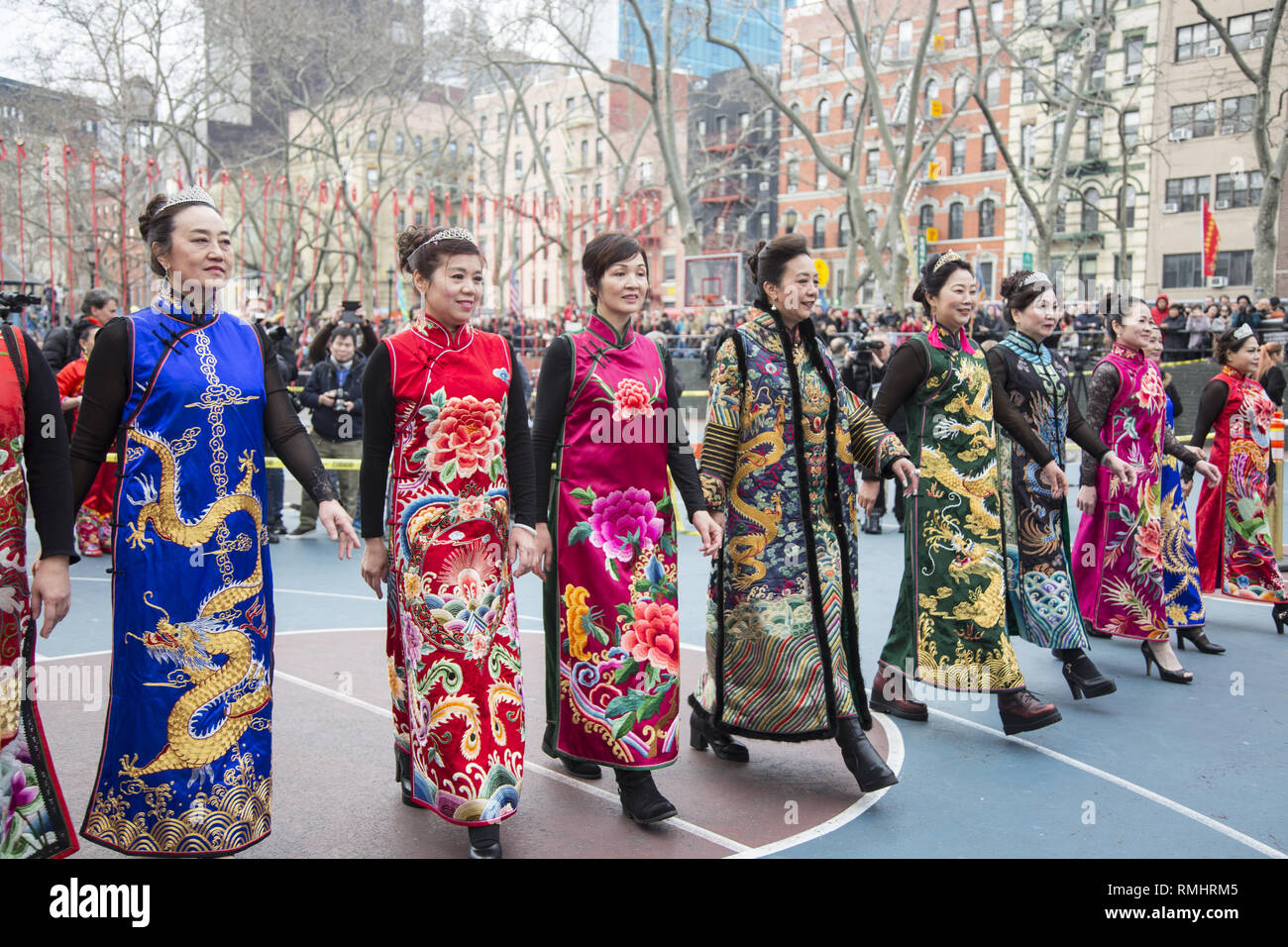 Frauen zeigen schöne chinesische Kleider in einer Modenschau während Neujahr Feste in Sara D. Roosevelt Park in Chinatown in New York City. Stockfoto