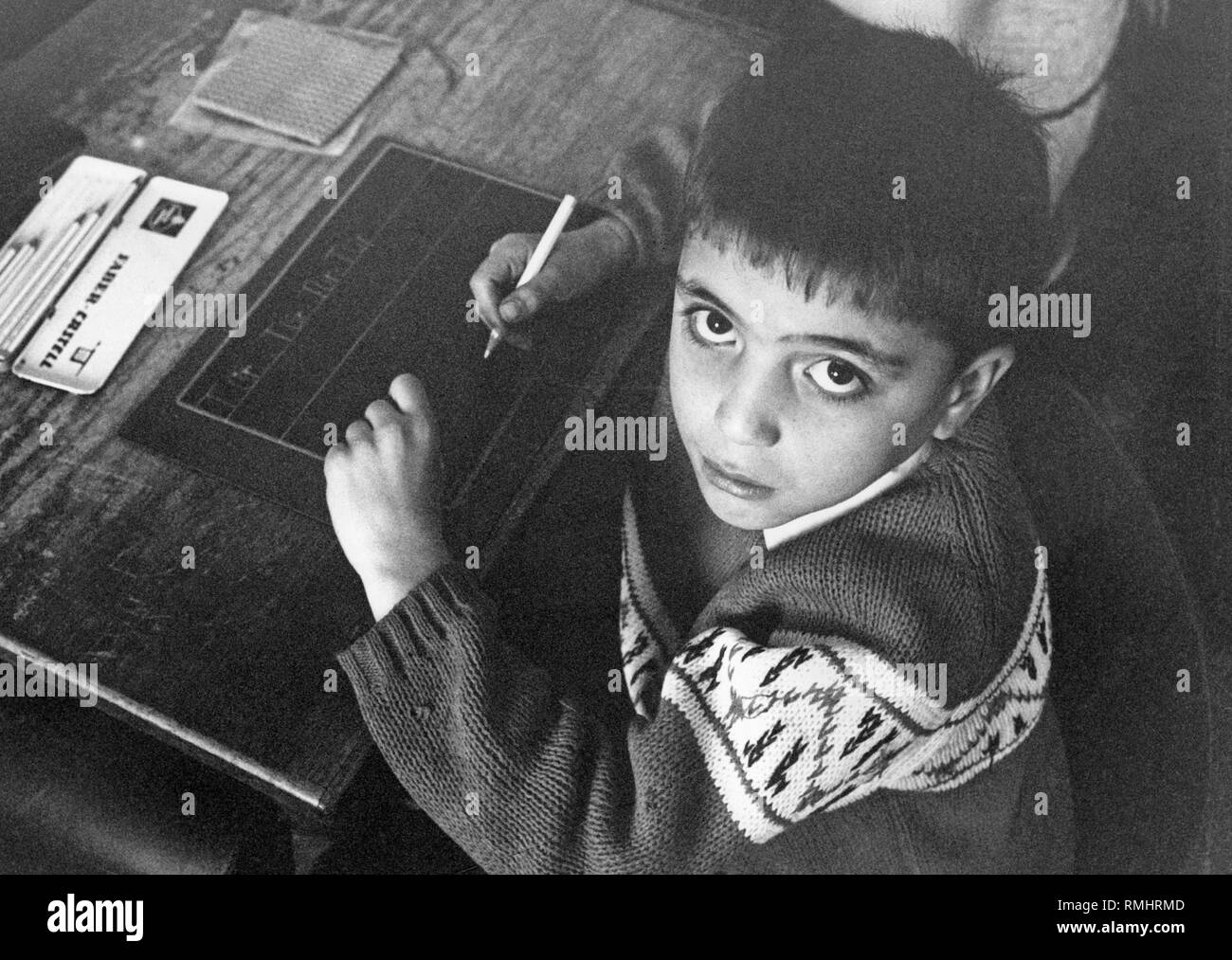 Kind mit migrationsgeschichte an der Schule. Undatiertes Foto, Anfang der 1970er Jahre. Stockfoto
