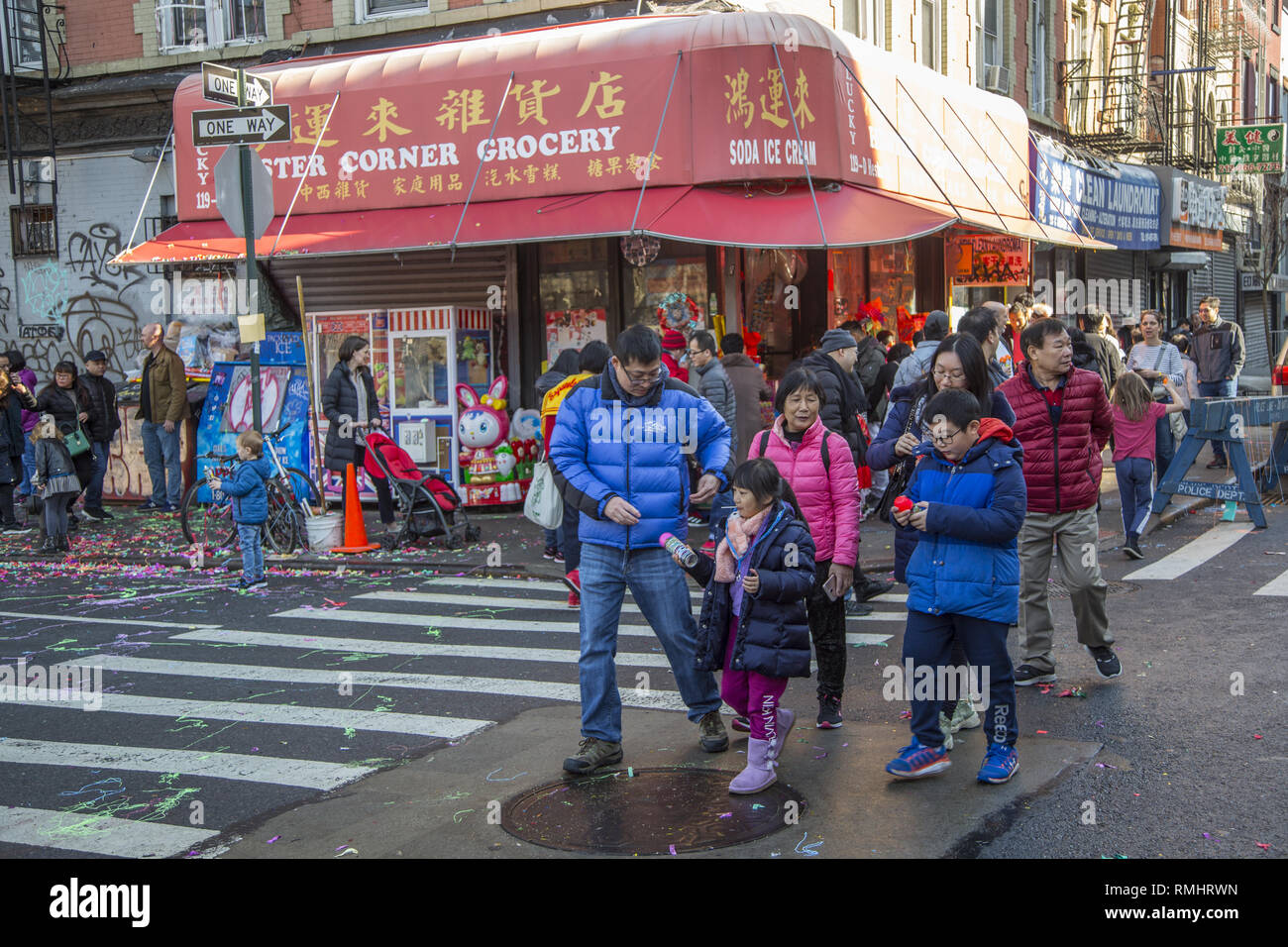 Familien und Kinder auf Neujahrsfest in Chinatown, New York City, wo die Stadt erklärt hat es eine Schule für die Kinder. Stockfoto