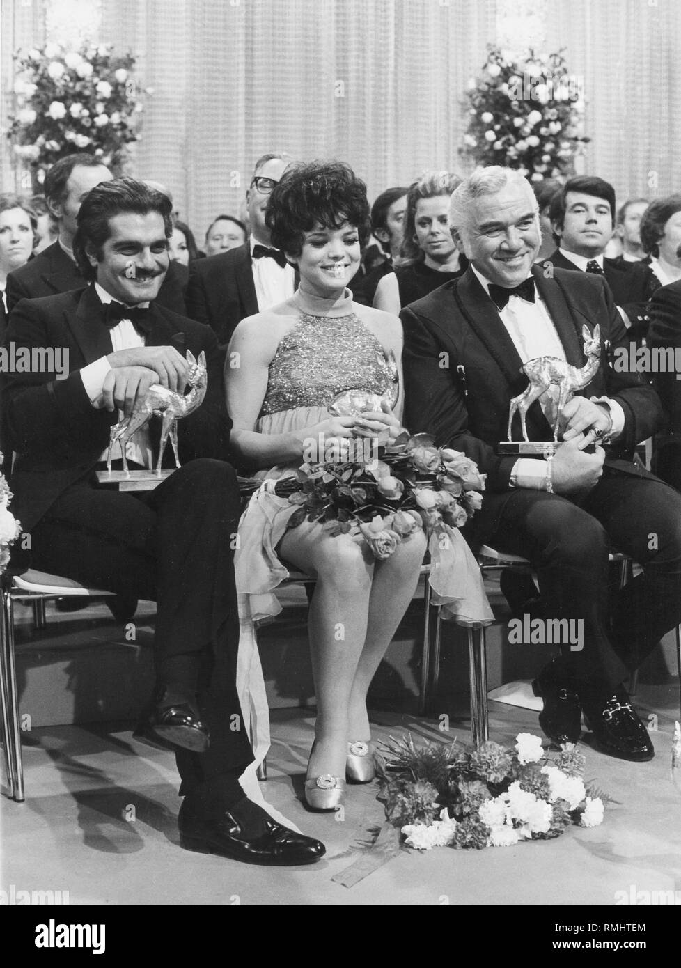 Omar Sharif Uschi Glas Und Lorne Greene Von Links Bei Der Bambi Verleihung In Munchen Stockfotografie Alamy