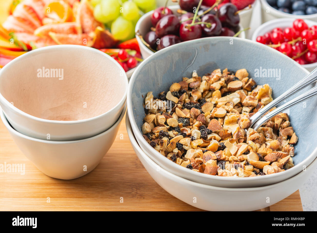 Raw vegan glutenfrei und Korn kostenlose paleo Müsli oder Müsli aus Nüssen gemacht. Obst Beeren Platter, Erdbeeren Heidelbeeren Himbeeren pfirsich Feigen rote Johannisbeere, Seitenansicht, selektiven Fokus Stockfoto