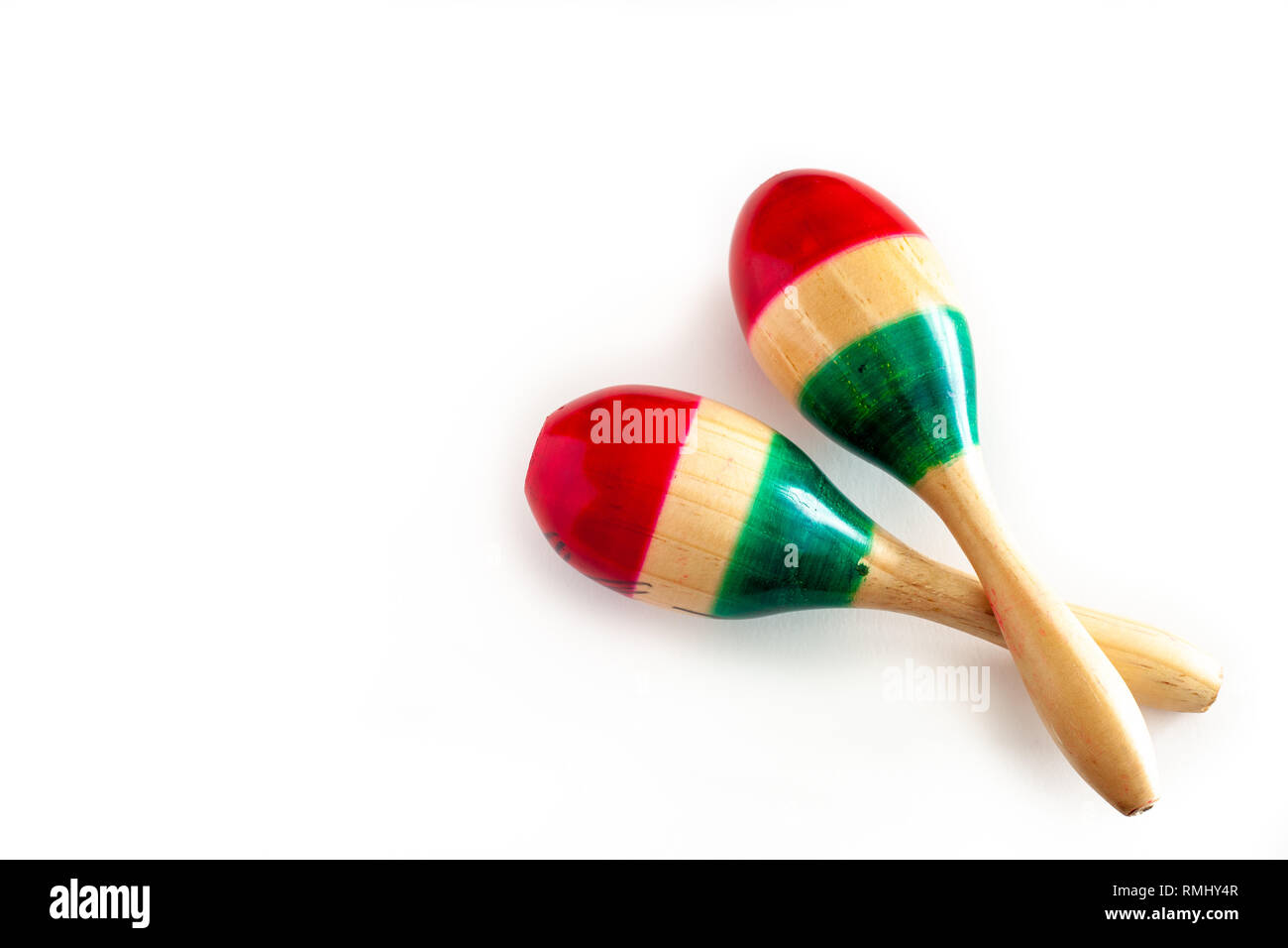 Zwei bunte Maracas auf weißem Hintergrund. Cinco de Mayo Hintergrund. Stockfoto