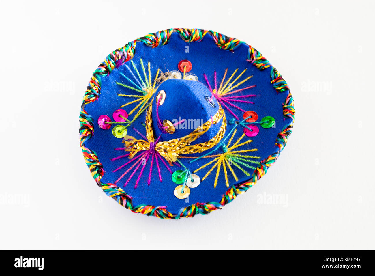 Blau sombrero mit bunten Ornamenten auf weissem Hintergrund. Symbol für Mexiko Konzept Stockfoto