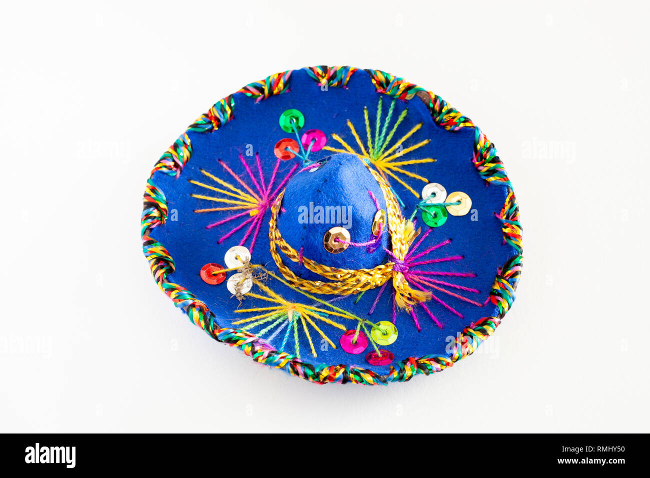 Blau sombrero mit bunten Ornamenten auf weissem Hintergrund. Symbol für Mexiko Konzept Stockfoto