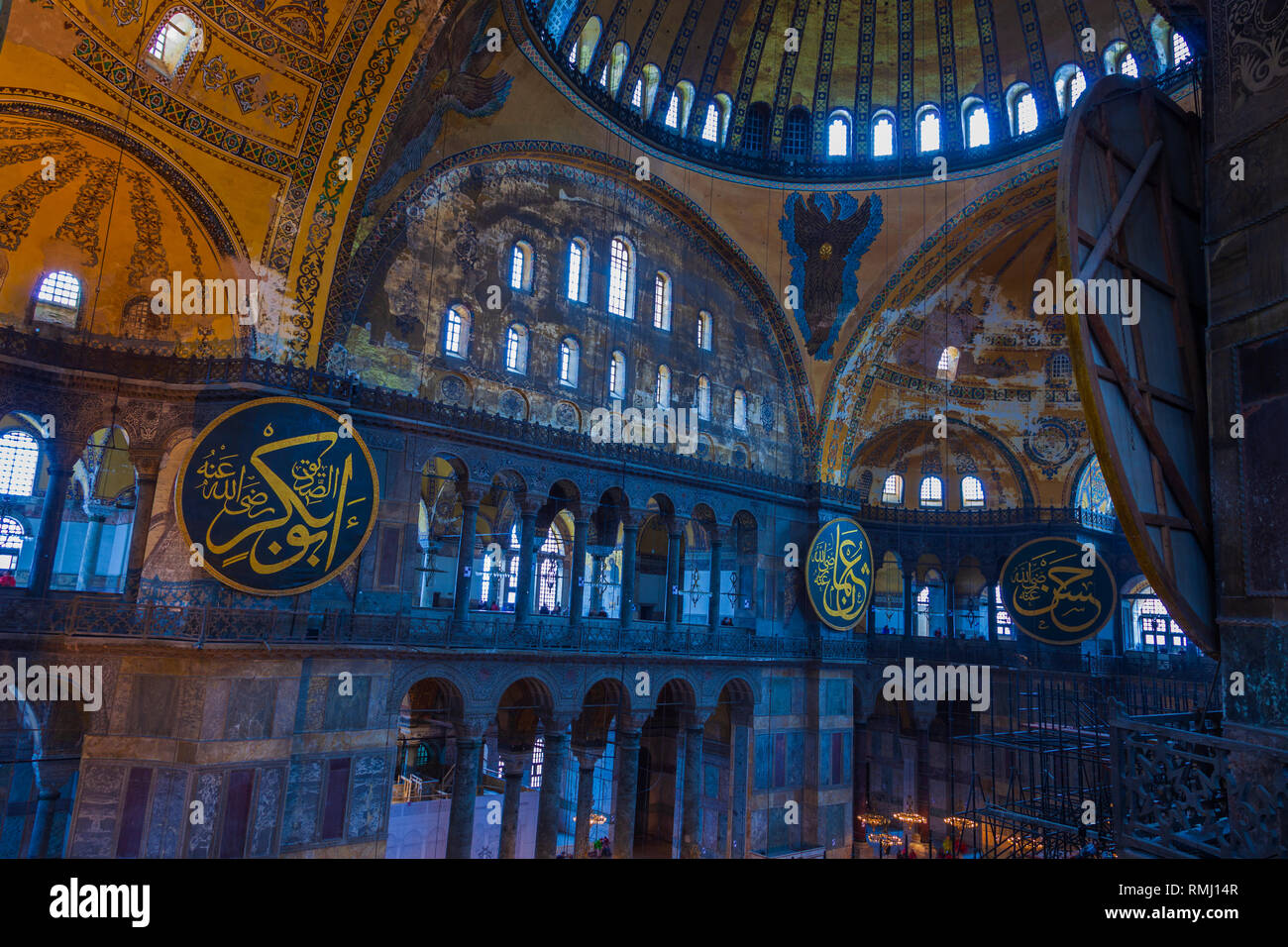 Ayasophia Museum im Innenbereich. Blick auf den Dom, Mosaiken und Kalligraphie. Stockfoto