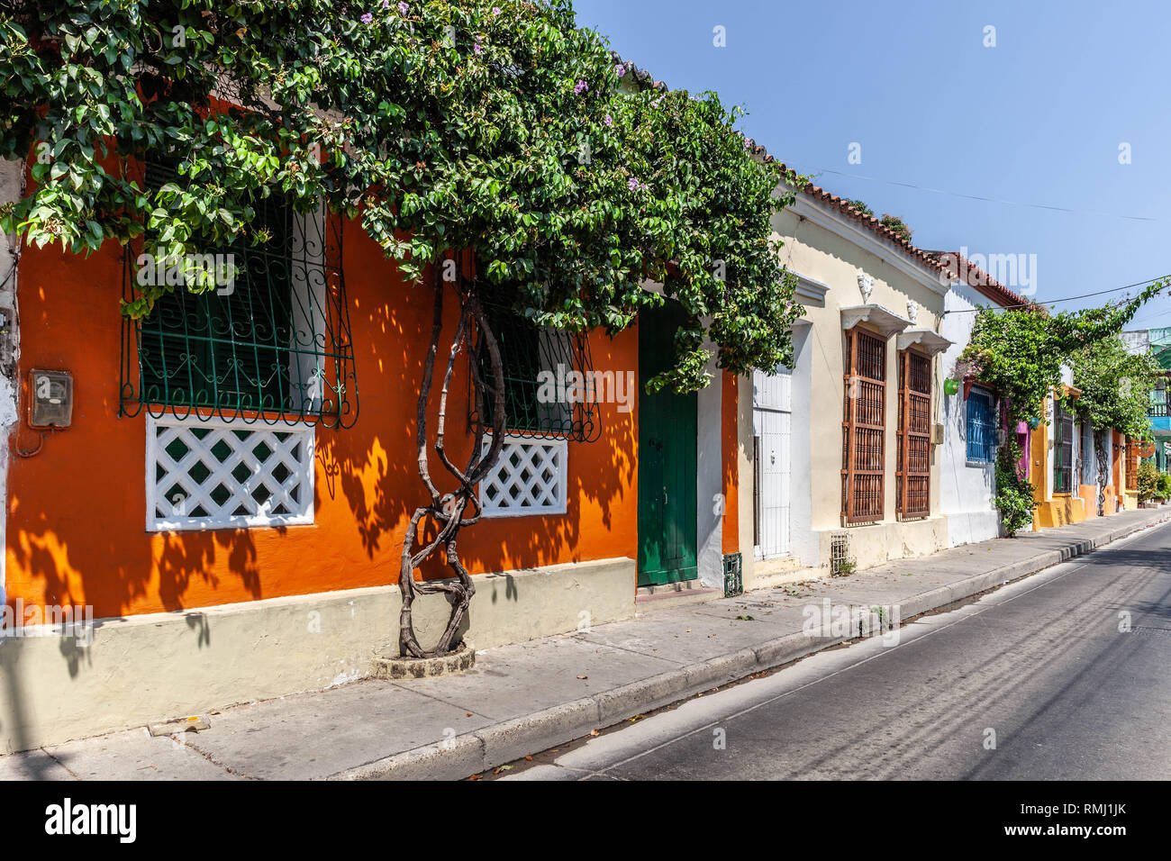 Alte Häuser in der Calle de San Antonio, Barrio Getsemaní, Cartagena de Indias, Kolumbien. Stockfoto